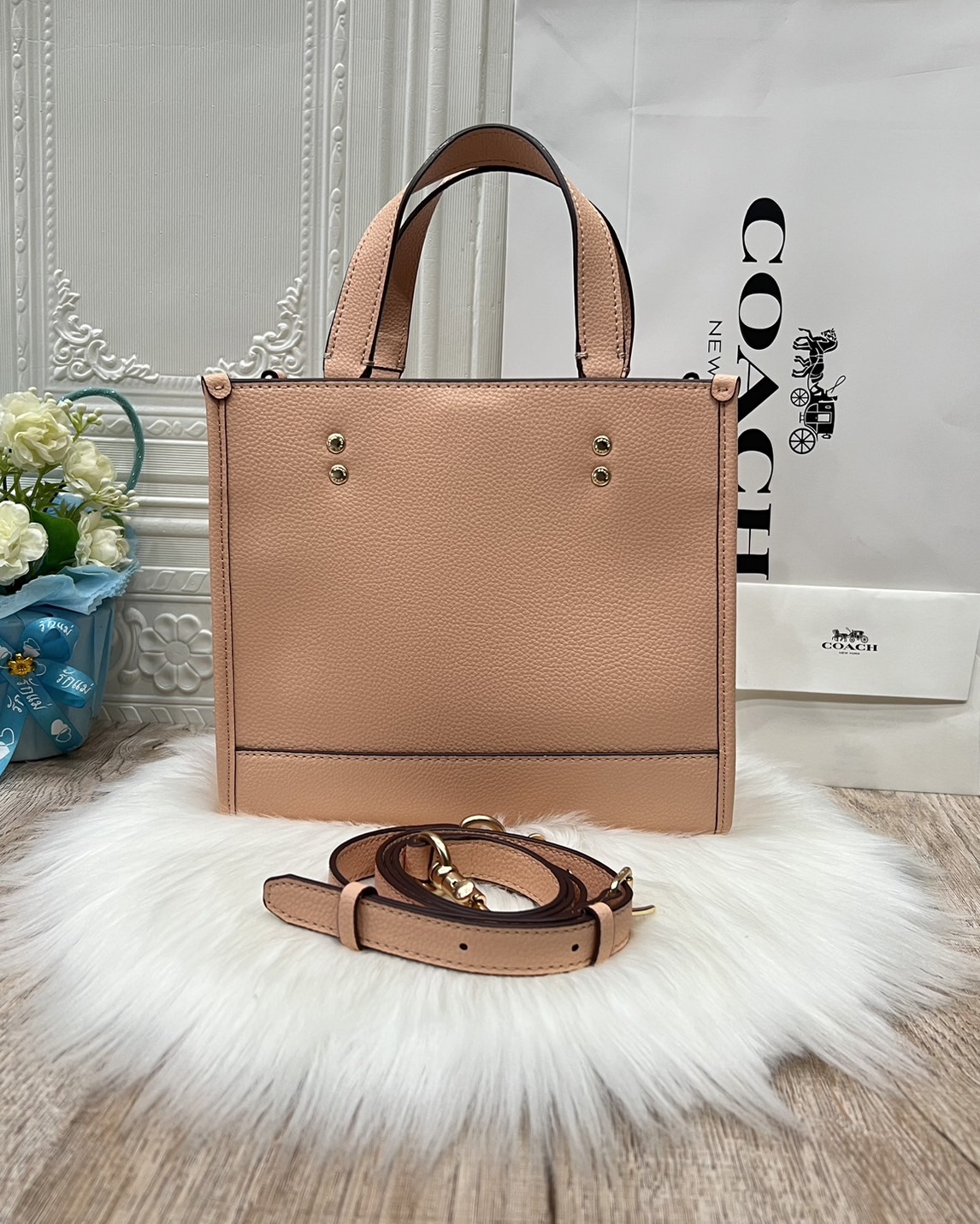 Coach Dempsey Tote 22 With Creature Patches CC421 คอลเลคชั่นใหม่ กระเป๋าทรงโท้ท ขนาดน่ารักน่าใช้มากๆ ดีไซน์น้องหมีจิ้มลิ้มดึงดูดสายตามากๆ ฟังก์ชั่นการใช้งานสะดวก มีทั้งสายคล้องในตัว และสายครอสบอดี้ ภายในกระเป๋าเป็นช่องโล่ง ใส่ของสำคัญได้ครบครันไม่ต้องห่วง