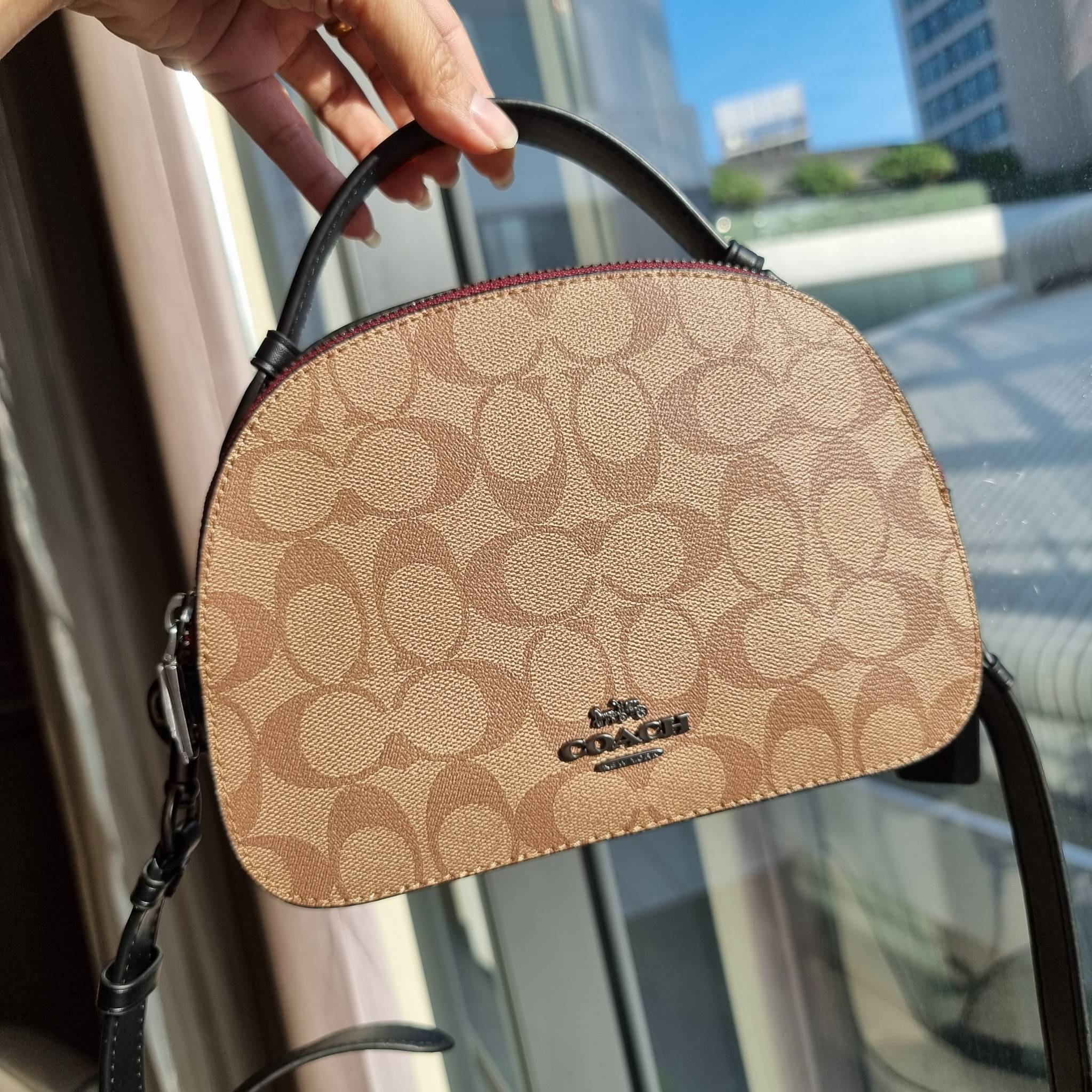 OUTLET 】COACH 1591 SERENA SATCHEL IN SIGNATURE CANVAS กระเป๋าสะพายคอลเลคชั่นยอดฮิต ดีไซน์ลุคผู้ดี ต้องยกให้น้องใบนี้เลย!! จัดสีขายดี สีลุคคุณหนูมาให้ สวยตาแตก!! วัสดุหนังแคนวาส เปิด-ปิดด้วยซิป 2 ช่องหลัก ภายในเป็นช่องโล่ง เก็บของได้แบบสบายๆ ใส่มือถือได้ทุ