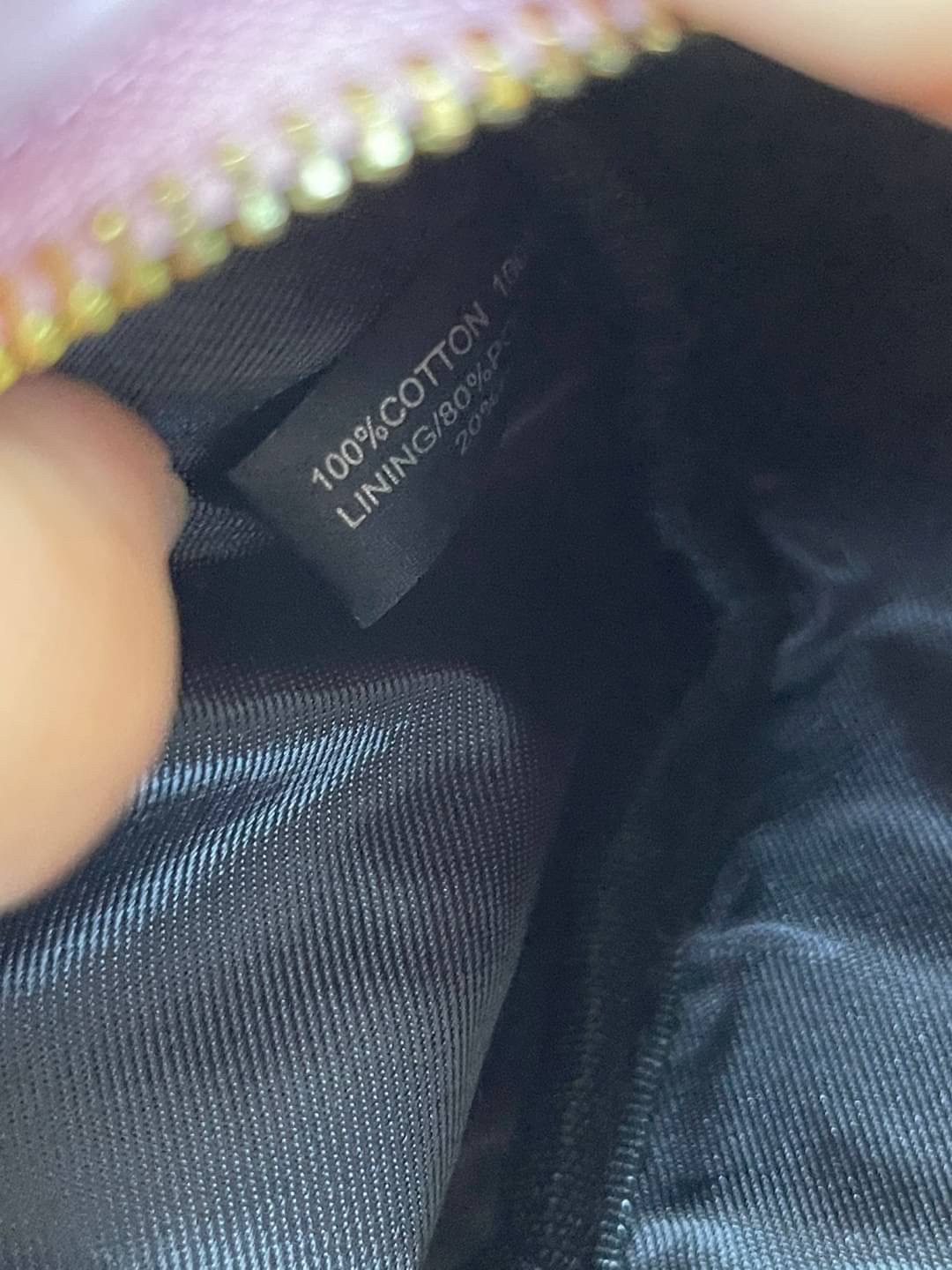 Tory Burch KIRA CHEVRON SMALL CAMERA BAG สาว ๆ ลุคคุณหนูไม่ควรพลาด Collection นี้เลยนะคะ เพราะ Kira Chevron เป็นรุ่นที่ตอบโจทย์และครองใจสาว ๆ ได้อย่างแท้จริง เนื่องจากมีดีไซน์เรียบหรู โดยใช้เทคนิคการเย็บบนหนังเป็นลายเส้น (Chevron) ทำให้กระเป๋าดูมีราคามากย