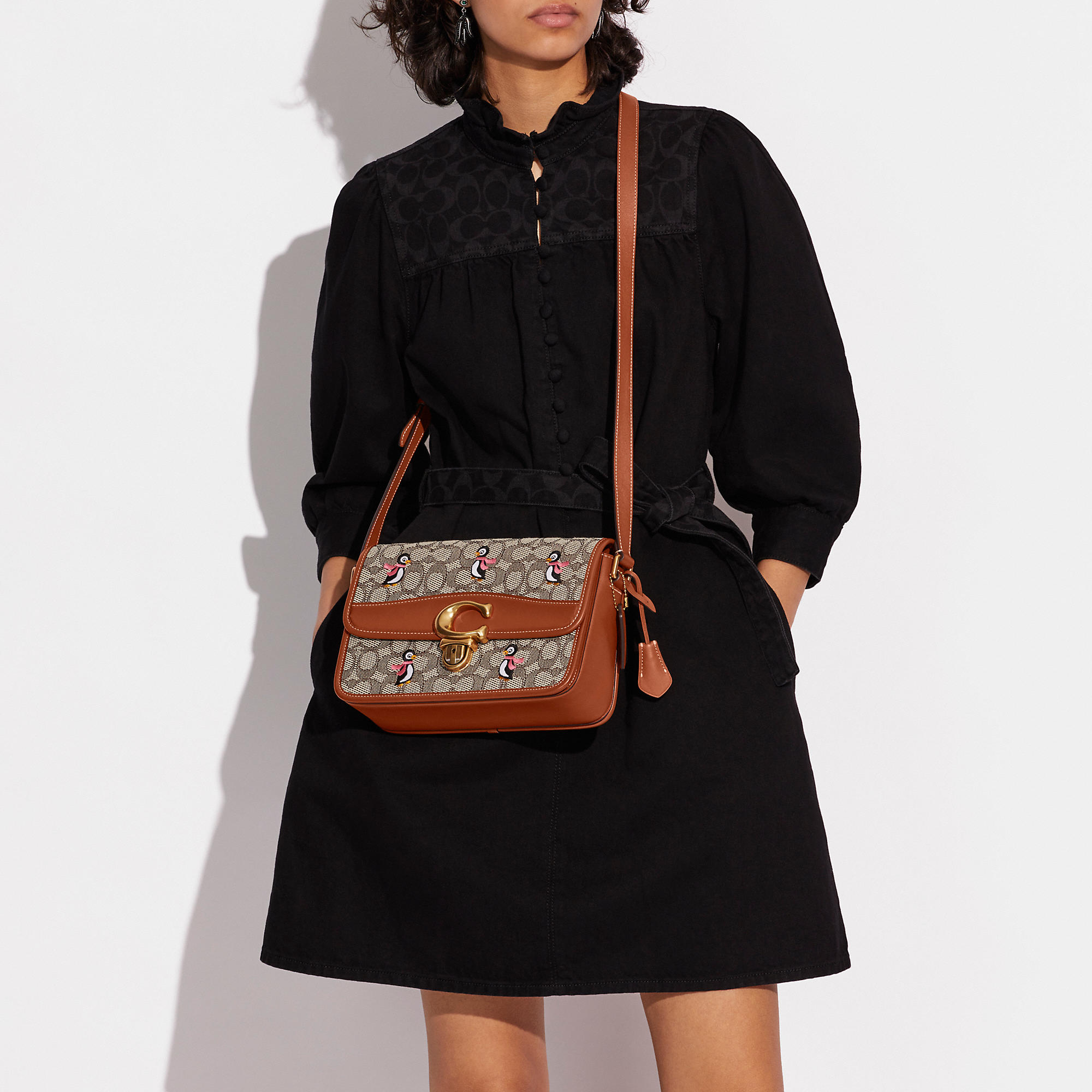 COACH STUDIO SHOULDER BAG IN SIGNATURE JACQUARD WITH PENGUIN MOTIF (C7935) กระเป๋าสะพาย ดีไซน์เฉียบ! สุดคลาสสิค ที่เป็นเอกลักษณ์เฉพาะตัว//วัสดุ JACQUARD พิมพ์ลาย SIGNATURE ผสมหนังแท้ รูปทรงสวย ดีเทลเรียบหรู เพิ่มดีไซน์โดดเด่น ด้วยการปักเย็บ รูปเพนกวินสุดน