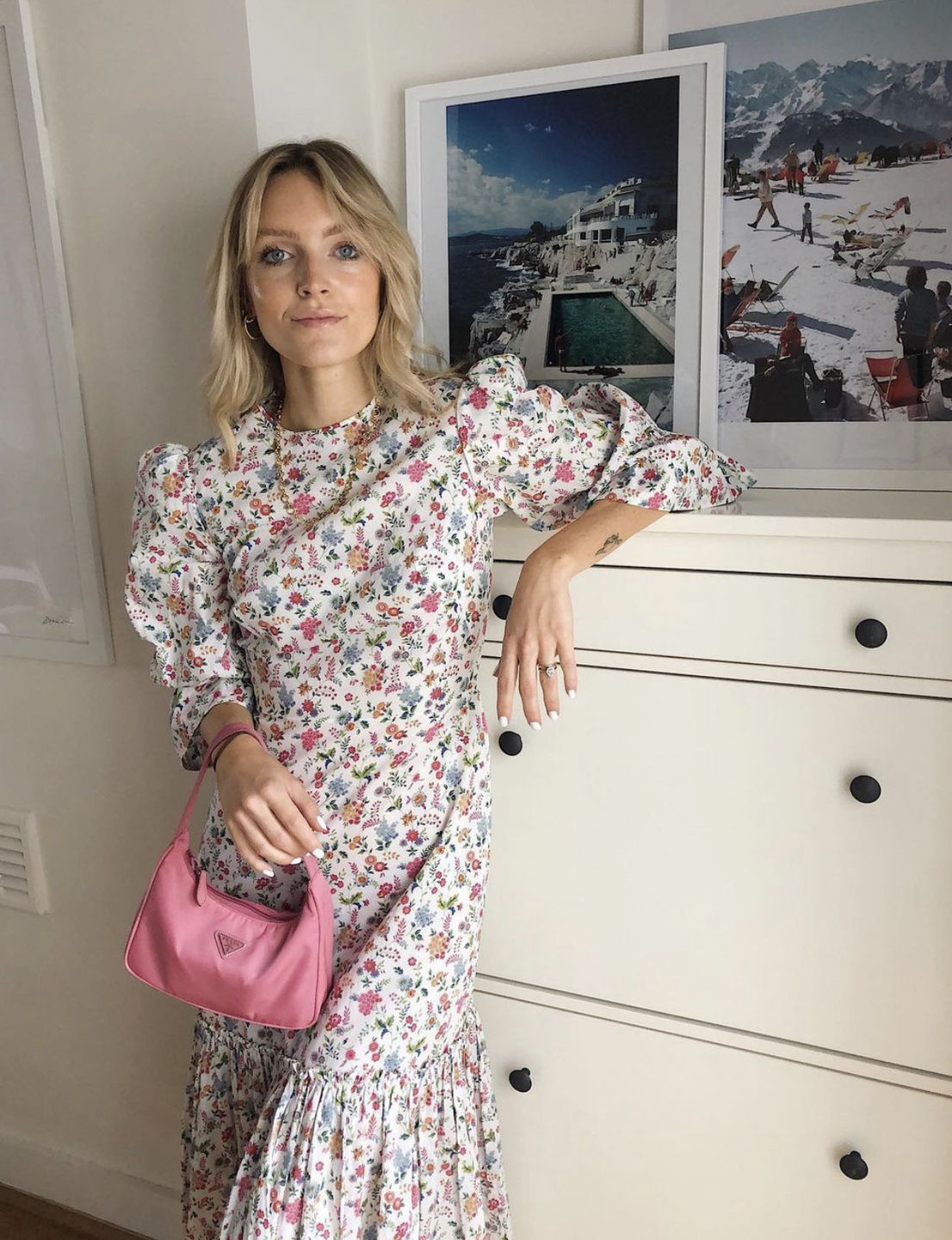 PRADA Nylon Mini Bag รุ่นใหม่แนะนำ!! พร้อมส่งครบ4สี รุ่นขายดีในตำนานค่ะ PRADA NYLON HANDBAGS ขนาดกะทัดรัด **อะไหล่เงิน วัสดุทำจากผ้าNylon อย่างหนา อยู่ทรง กันน้ำได้ หายห่วงคะ ด้านหน้ามีโลโก้แบรนด์ เปิดปิดด้วยซิป มาพร้อมสายผ้า ไม่สามา