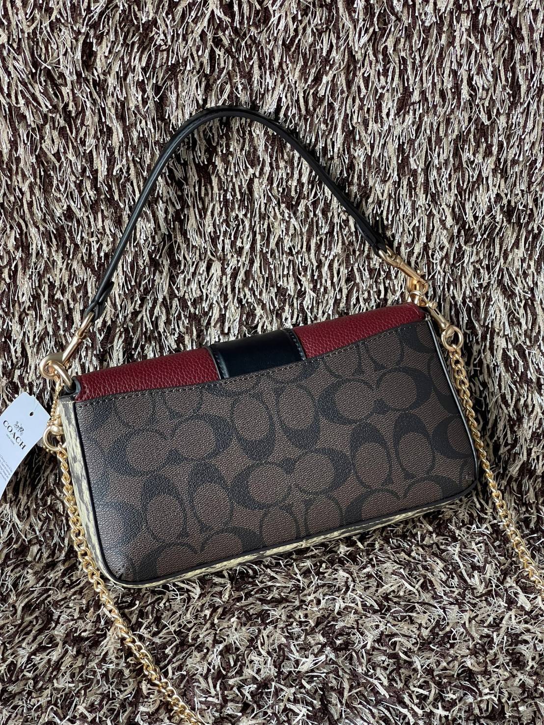 Coach grace series carriage logo handbag slingbag shoulderbag F2232 กระเป๋ามาพร้อมดีไซน์ที่ดูหรูหรา มีเอกลักษณ์เป็นที่จดจำได้ง่าย รวมถึงมีสีสันให้เลือกหลากหลายจึงครองใจสาว ๆ ได้ไม่ยาก โดยกระเป๋าออกแบบให้มีลักษณะเป็นกระเป๋าสะพายไหล่ทรงเหลี่ยมสุดคลาสสิก ที่