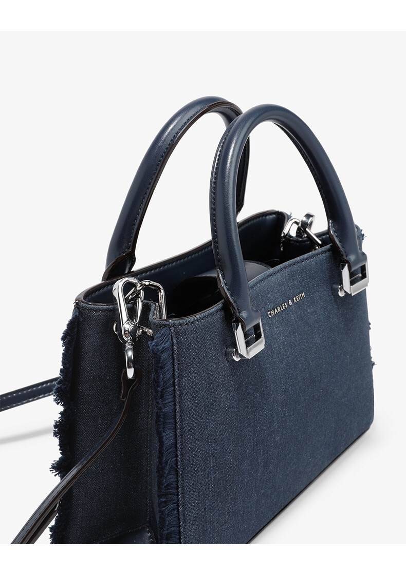 NEW! CHARLES & KEITH STRUCTURED TOP HAND BAG กระเป๋าถือหรือสะพายรุ่นใหม่ชนช็อปดีไซน์สวยอยู่ทรงขนาดกำลังดี ด้านหน้าประดับโลโก้แบรนด์ เปิดปิดด้วยแถบคาดกระดุมแม่เหล็กภายในมีช่องแบ่งแยกเป็นสัดส่วน พร้อมช่องซิปกลาง มีหมุดรองฐานกันรอยสี่มุม สายสะพายยาวถอดได้ปรั