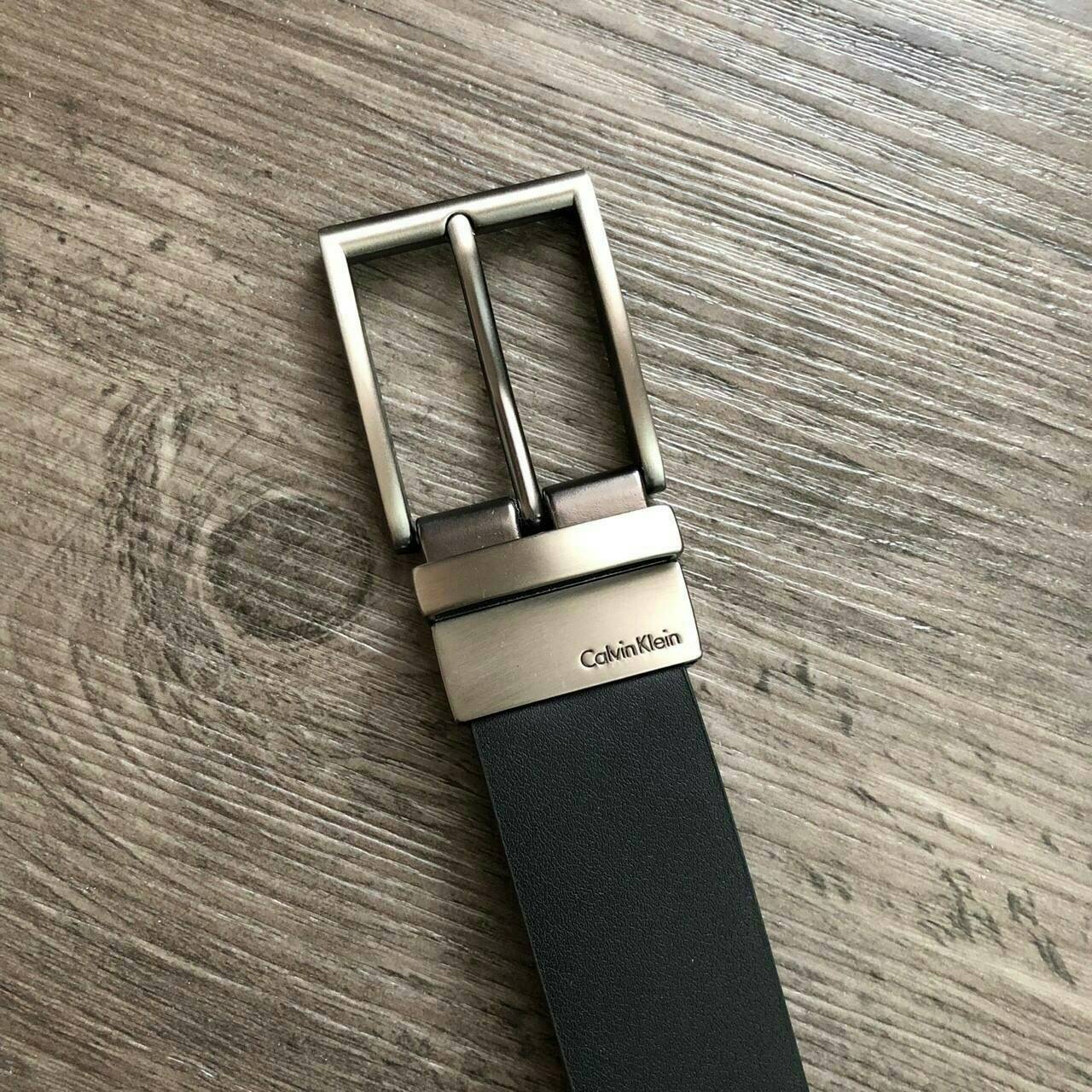 Calvin Klein Leather Belt & Wallet Set เซตสุดคุ้ม จะะมอบเป็นของขวัญหรือใช้เองก็แนะนำเลยค่าา อุปกรณ์ : มาพร้อมถุงกระดาษแบรนด์ + กล่องแบรนด์ + ที่เจาะรูเข็มขัด + ห่วงเข็มขัด