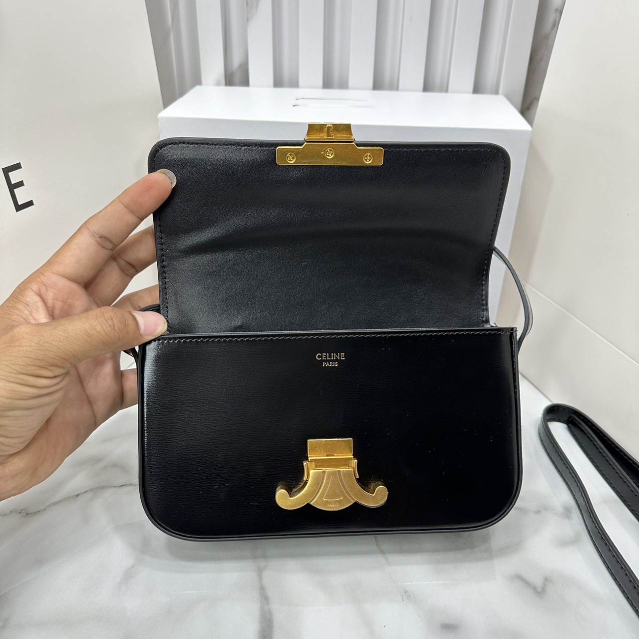 CELINE TRIOMPHE SHOULDER BAG / Celine SHOULDER BAG CLAUDE in shiny กระเป๋าสะพายไหล่ พร้อมสายสะพาย 2 เส้น เกรดออริ 1:1 ใช้งานต่างประเทศได้