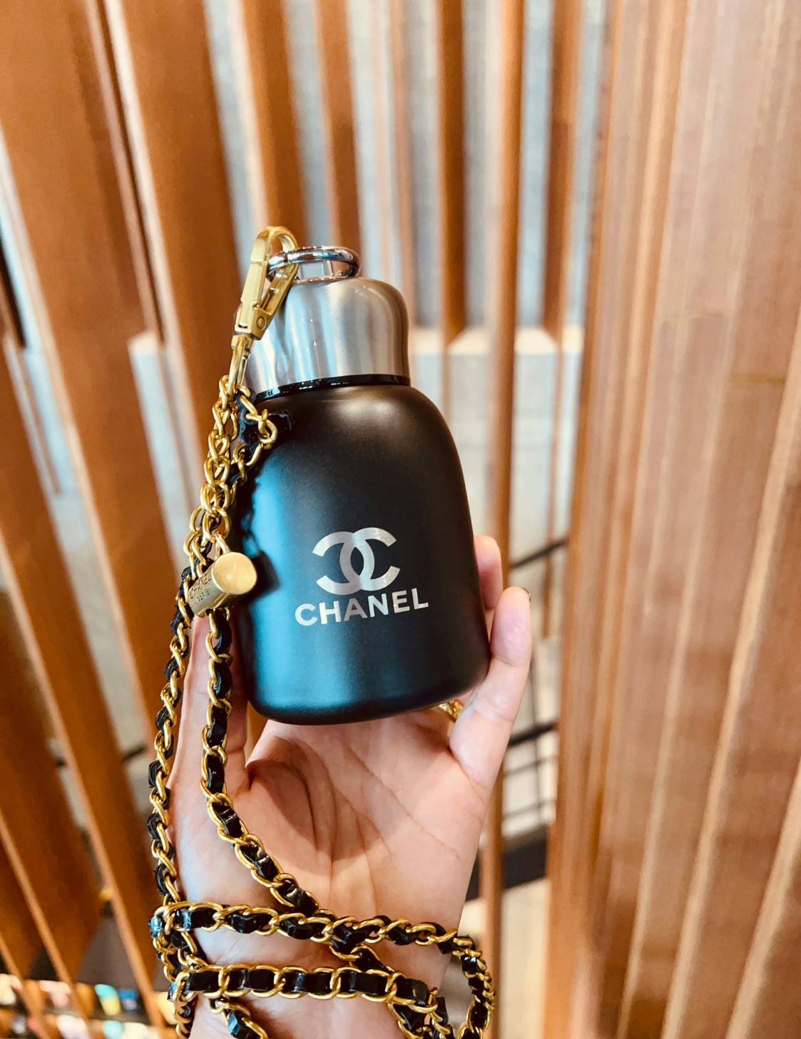 CHANEL SET BOX VIP MAKE UP ขวดน้ำ+กระเป๋า เซ็ทมีจำนวนจำกัด! มีประดับติดตัวหรูๆดูไฮ หรือพกพาแบบสะพายขึ้นเครื่องเดินทางได้เลย กับกระติกน้ำขนาดพกพาจาก Chanel วัสดุสแตนเลสอย่างดี สำหรับใส่น้ำ ใส่กาแฟ ตามความชอบเลยค่ะ