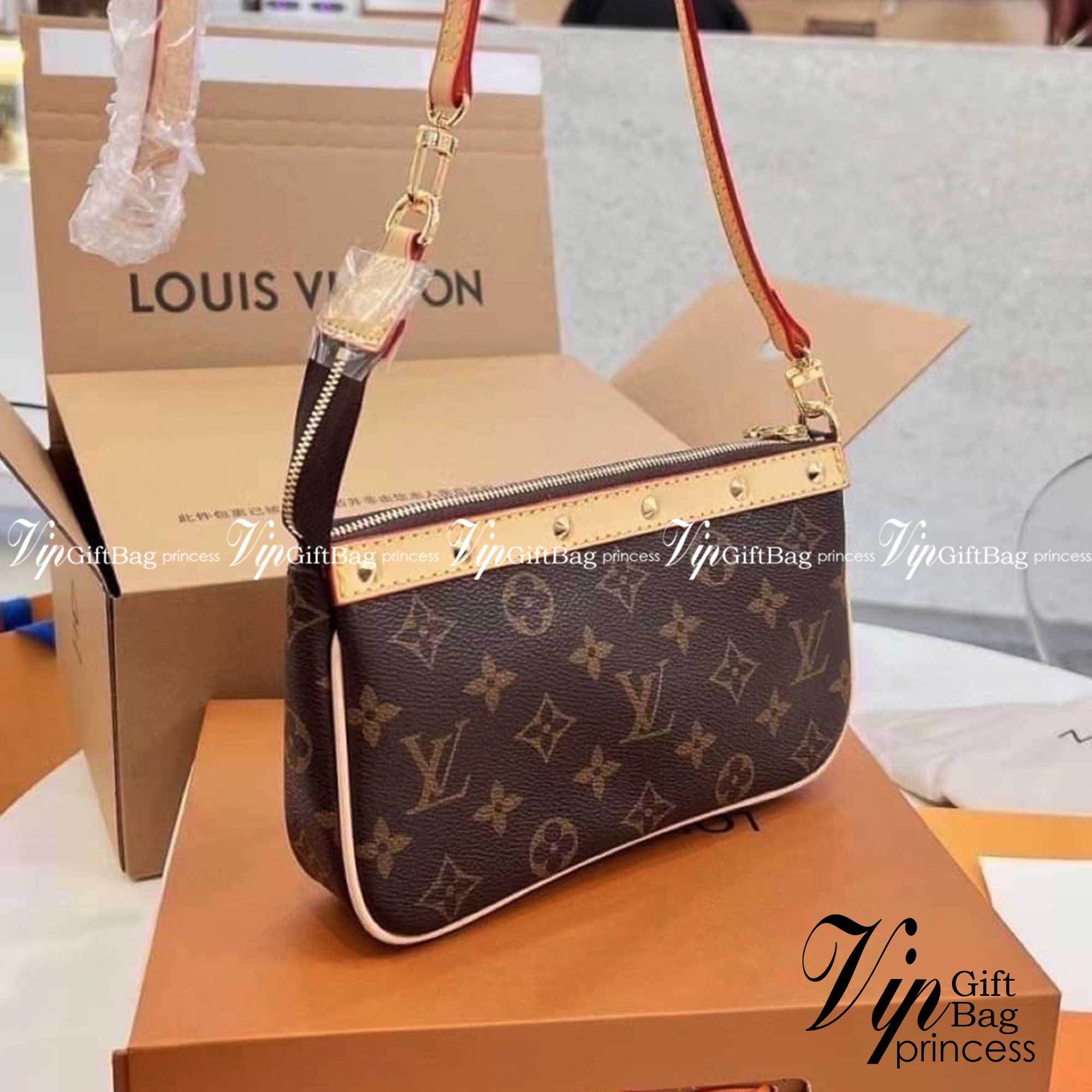 LV Pochette Accessoires Brown / LV MONOGRAM POCHETTE กระเป๋าสะพายทรงพอช สุดฮอต ดีงาม ดีไซน์คลาสสิควินเทจ ขนาดกำลังสวย ประหยัดพื้นที่ สายยาวถอดได้ เป็นไอเท็มที่เหมาะในทุกโอกาส สะพายปรับลุคได้หลายสไตล์ รับรองคุ้มค่าจริงๆจ้า ภาพถ่ายจากงานขายจริง ใช้งานต่างปร