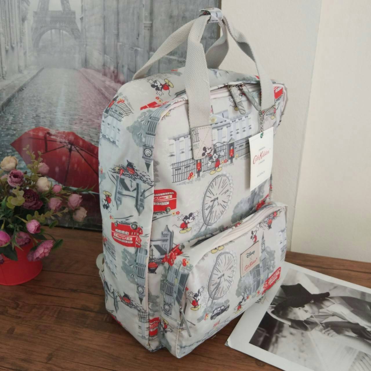 Cath Kidston Backpack Bag กระเป๋าเป้ สไตล์วินเทจ ด้านหน้ามี 1 ช่องซิป เปิดปิดด้วยซิป มีช่องหลักโล่งกว้าง และช่องเล็ก ใบนี้จุของได้เนอะ คุ้มค่าเกินราคาค่ะ