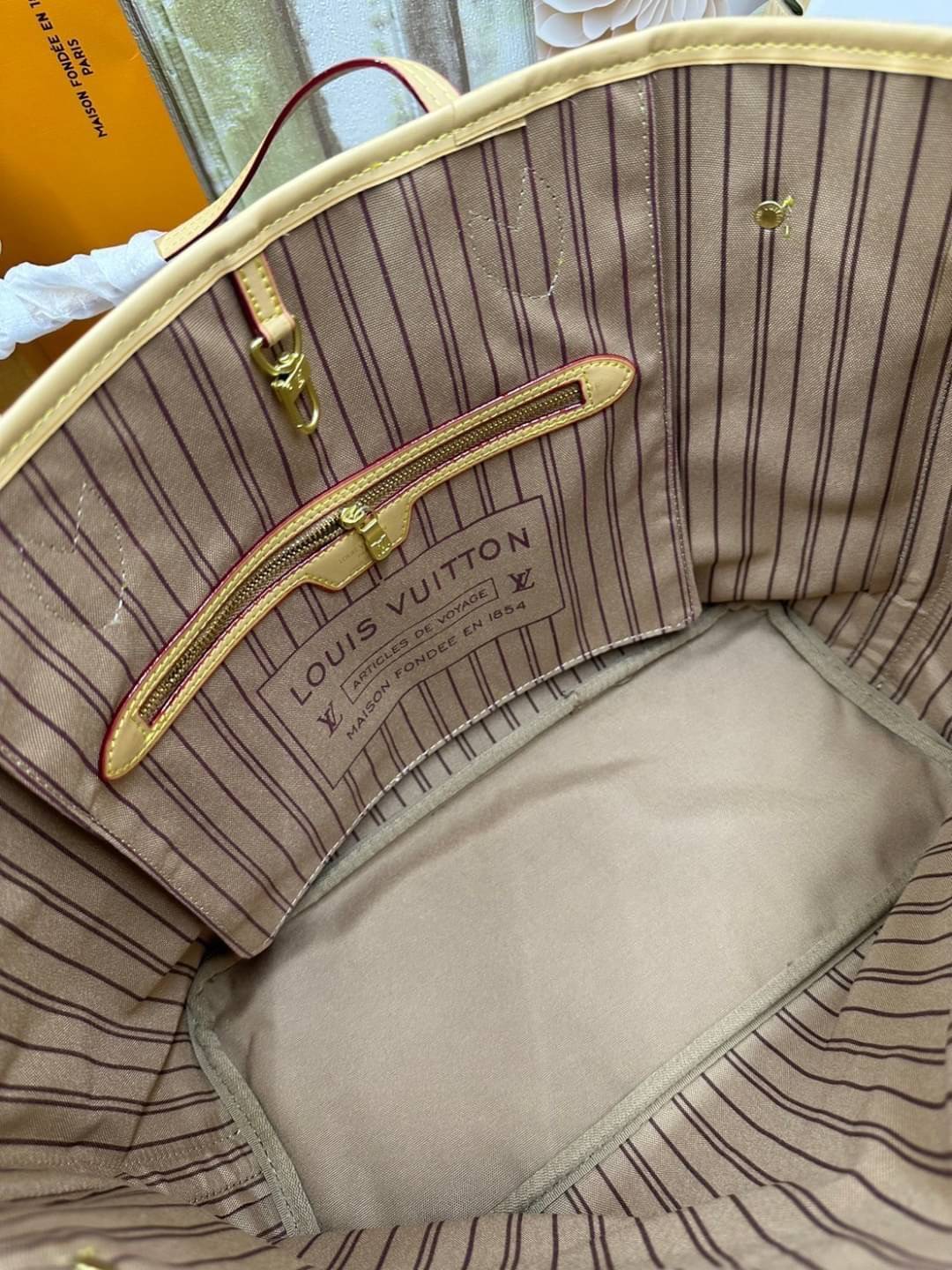 LV Neverfull MM Tote Monogram Canvas With Cat / Puppies กระเป๋าทรงโท้ท รุ่นลิมิเต็ด พิมพ์ลายน้องหมา น้องแมว ลวดลายท่องเที่ยว ลายสีสัน เป็นการรังสรรค์สุดท้าทายครั้งใหม่ของกระเป๋ารุ่นไอคอนิกจากหลุยส์ ผสานความหลากหลายในการใช้งานยุคใหม่กับพลังสีสันอันสดใสได้อ