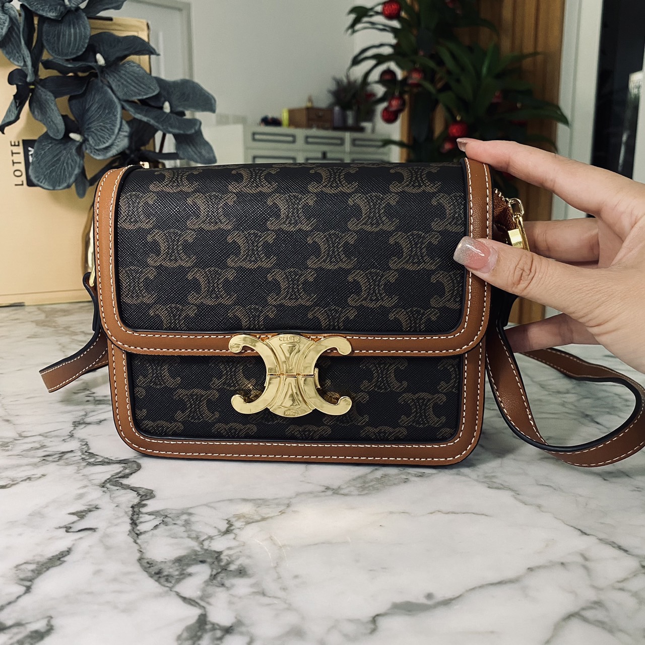 CELINE Teen Triomphe Bag 20cm กระเป๋าสะพายรุ่นยอดนิยม งานสวยอยู่ทรง ไม่มีไม่ได้เลยกับไอเท็มสุดคลาสสิค เนเชอรัลโทน ดูดี ดูแพง -- รับตัวแทนกระเป๋า