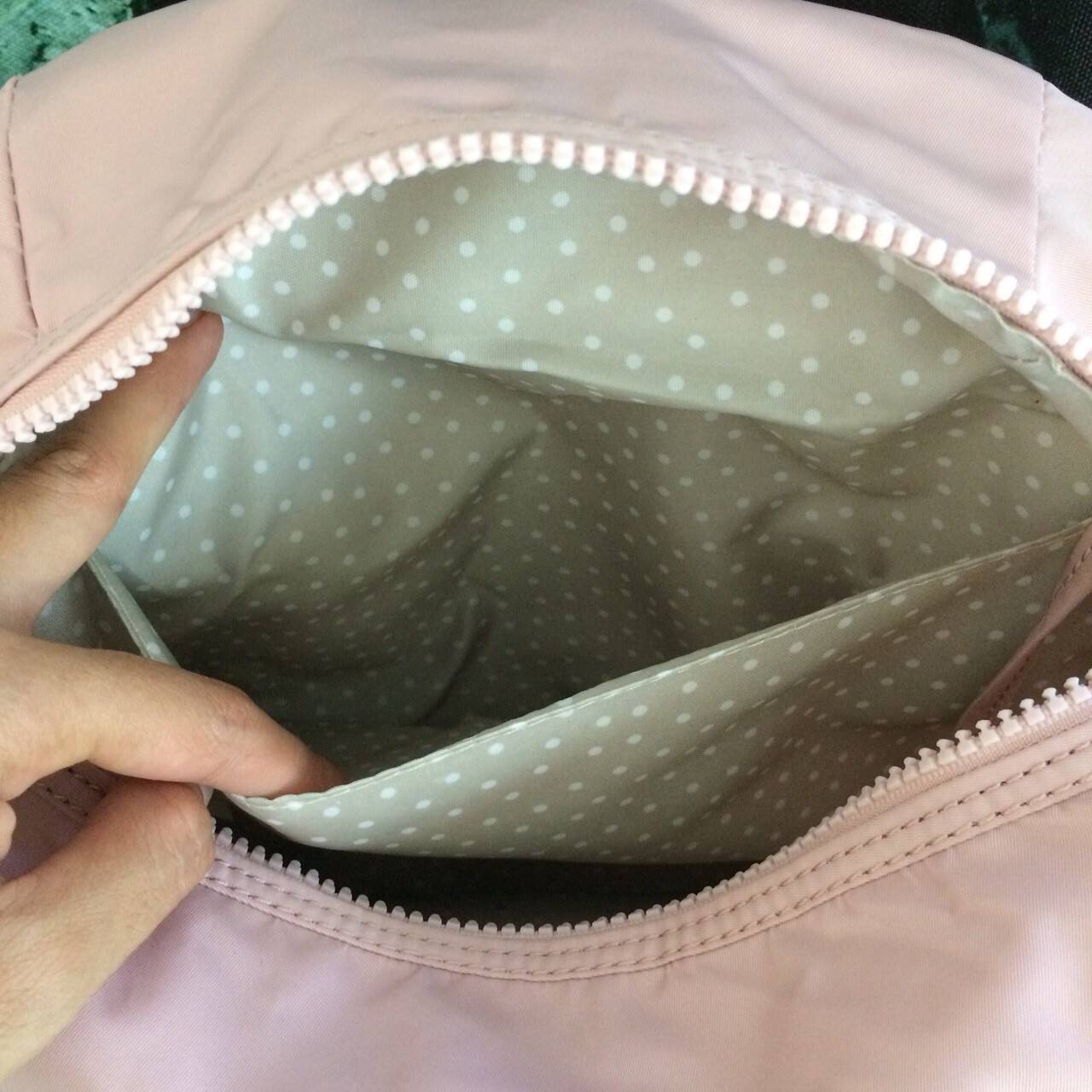 kipling mini bagpack กระเป๋าเป้ขนาดกลางกำลังดี วัสดุไนลอนกันน้ำ ปานกลาง ด้านหน้ามีช่องเล็ก โลโก้แบรนด์ มาพร้อมพวงกุญแจ ลายหินอ่อนรูปหัวใจ ช่องใหญ่เปิดปิดด้วยซิปบน ภายใน แบ่งช่องเป็นสัดส่วน มีช่องเล็ก และช่องซิปค่ะ