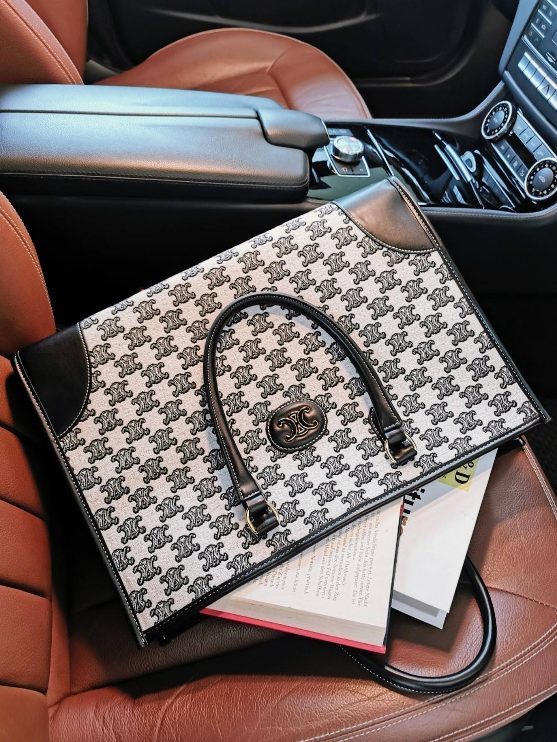 CELINE LARGE TOTE BAG VIP วัสดุ CANVAS ทรงเหลี่ยมดีไซน์ Casual สวยคลาสสิคสไตล์สาว Lisa ใบใหญ่ใส่สัมภาระได้เยอะจุใจภายในโล่งกว้าง ใส่เอกสาร A4 หนังสือ กระเป๋าสตางค์ มือถือ ของใช้ได้เยอะ หูจับหนังเเข็งแรงจับถนัดมือจะถือหรือสะพายก็ดูดี ไอเท็มแนะนำฮิตพร้อมส่ง