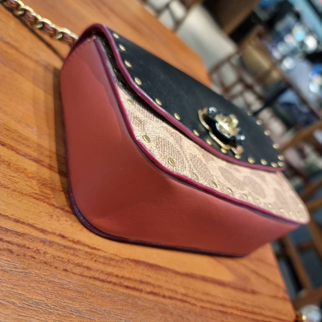 COACH C2462 MADISON SHOULDER BAG 16 IN SIGNATURE CANVAS WITH RIVETS กระเป๋าสะพายข้าง ไซส์กะทัดรัด พกพาง่าย น้ำหนักเบา ดีไซน์สวย โดดเด่นด้วยตัวล็อครูปดอกไม้ สีสันตกแต่งตัดกันกับลายซีอย่างลงตัว วัสดุหนังแคนวาสเคลือบลาย ภายในแบ่งสัดส่วนให้อย่างดี มาพร้อมสายส