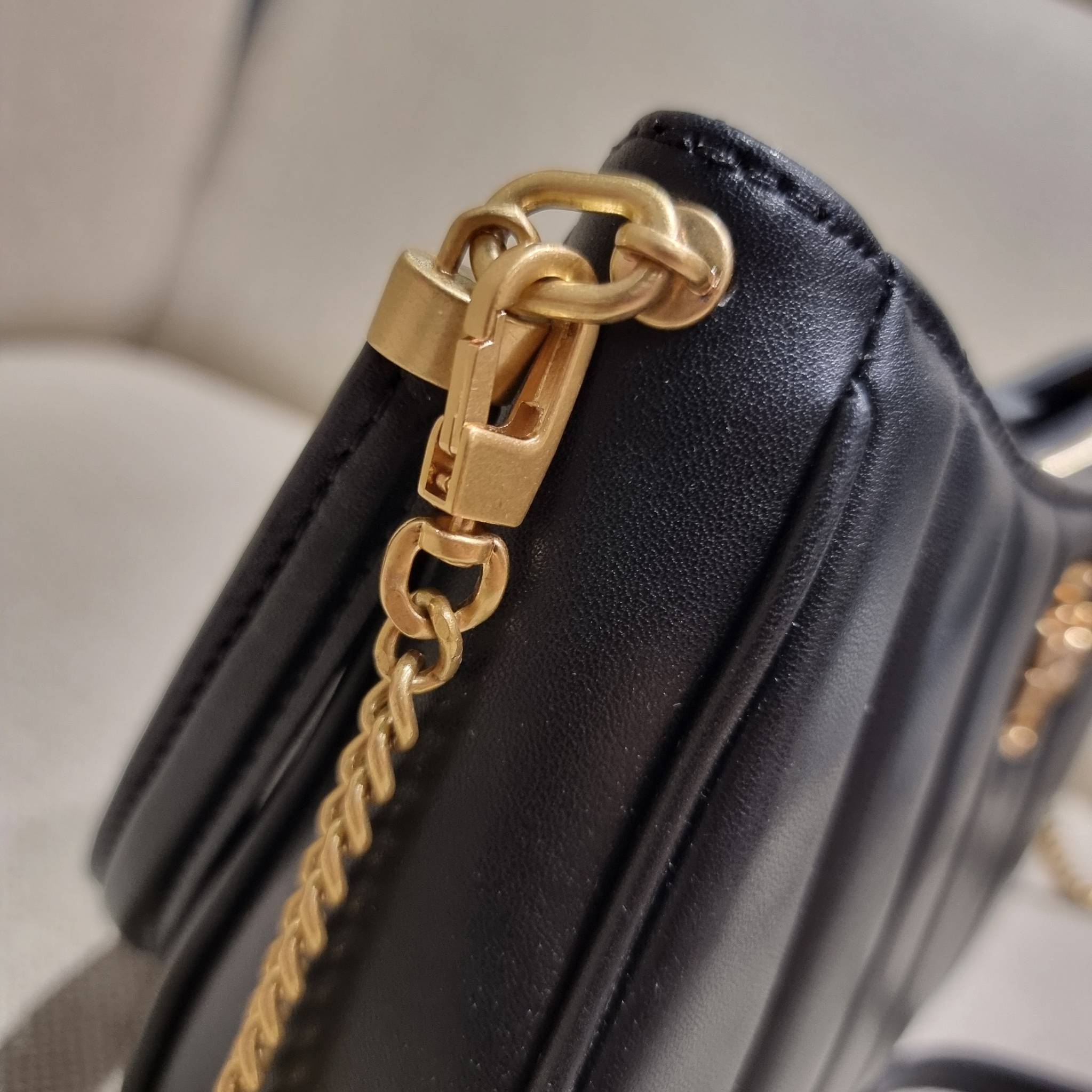 TORY BURCH KIRA MINI BAG กระเป๋าสะพายทรงพอช ง่ายต่อชีวิต!! ดีไซน์บุนวม เส้นคมสวยหรู วัสดุหนังแกะ สัมผัสดีงาม นิ่มมือ เปิด-ปิดด้วยซิป ภายในเป็นช่องโล่ง มีช่องใส่บัตร ใส่ของสำคัญได้ครบถ้วน มาพร้อมสายคล้องไหล่ในตัว และสายสะพายครอส ปรับได้ตามสะดวก ใบจริงสวยคม