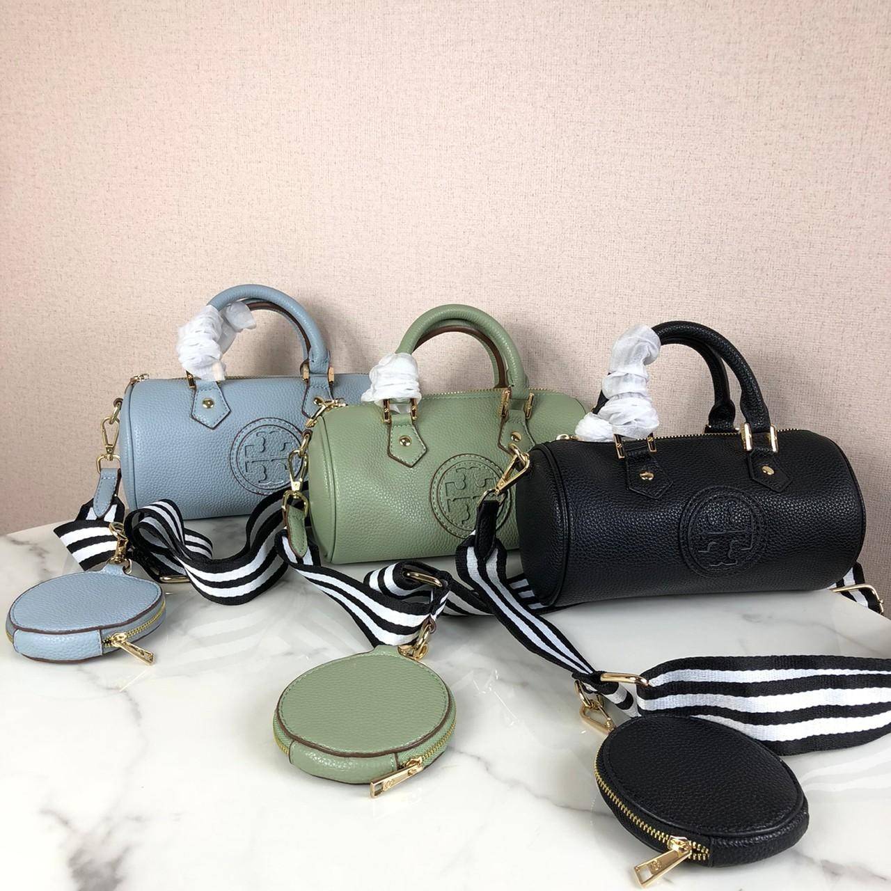 กระเป๋าถือ หรือสะพาย TORY BURCH เปิด - ปิดกระเป๋าด้วยซิป ด้านในมีช่องใส่ของ 1 ช่อง มาพร้อมสายสะพายยาว สามารถถอดและปรับได้ Free Size ค่ะ