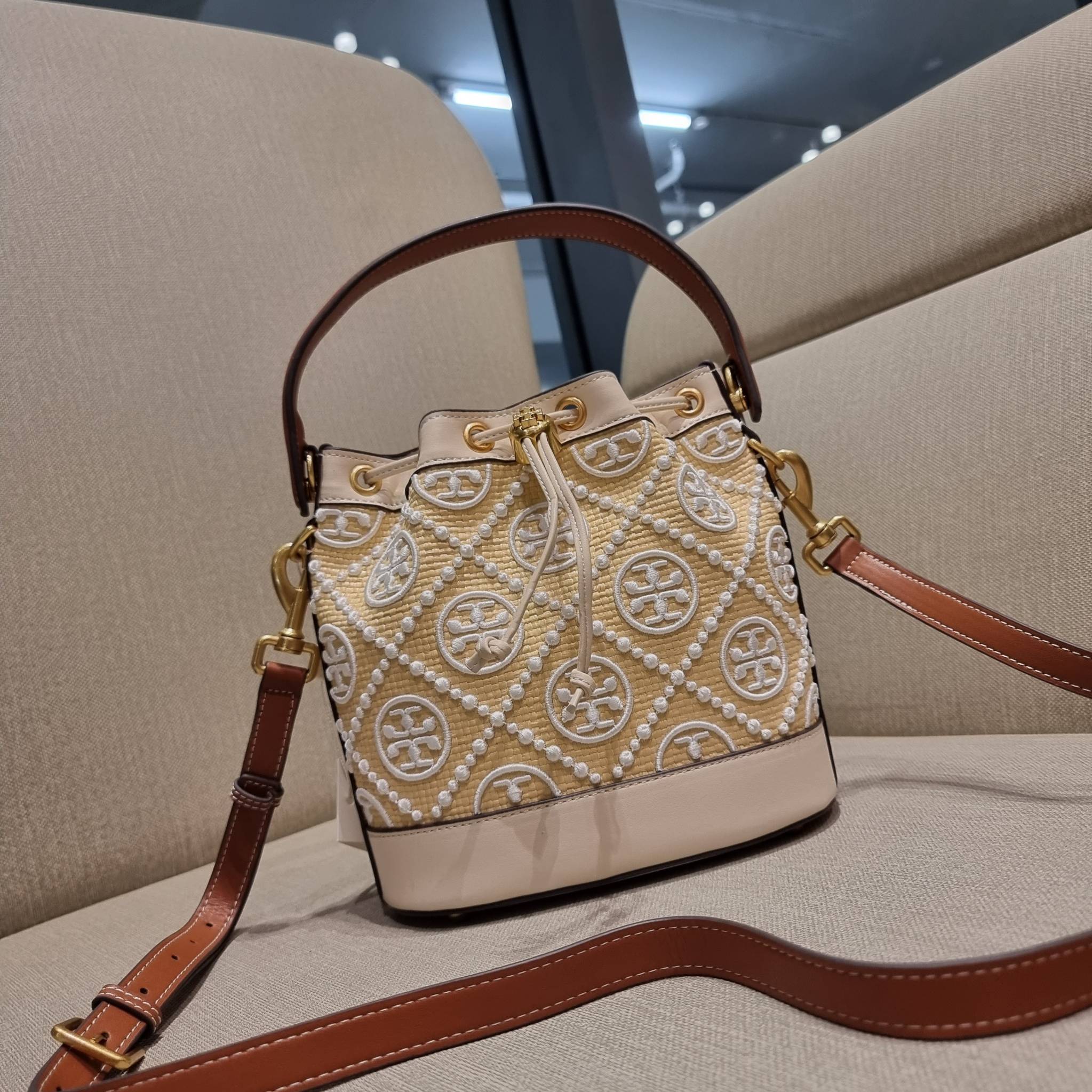 TORY BURCH T MONOGRAM STRAW BUCKET BAG ใหม่ก่อนใคร พร้อมเสิร์ฟความสวยให้ถึงบ้านแล้วน้า กระเป๋าบัคเก็ตทรงยอดนิยม ดีไซน์ใหม่ล่าสุด ยูนีคไม่เหมือนใคร ลายสานเต็มใบ พร้อมปักโลโก้เอกลักษณ์ โดดเด่น งานฝีมือมากๆ สลับส่วนของหนังที่ขอบและก้นกระเป๋า ภายในเป็นช่องโล่