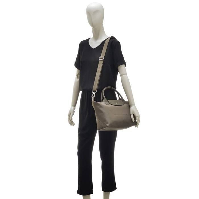 Longchamp LE PLIAGE NÉO TOP HANDLE BAG อีกหนึ่งรุ่นยอดนิยม ที่สาวๆ ต้องมีไว้เก็บไว้สักใบ กระเป๋าโท้ทใบนี้ มาพร้อมกับสีที่มีสไตล์เรียบง่าย มีสายสะพายยาวปรับสั้นยาวได้ช่วยให้คุณสามารถสะพายไหล่ได้อย่างสบาย ในตัวสายปักโลโก้อันเป็นสัญลักษณ์ ในขณะที่ที่ปิดแบบซิ