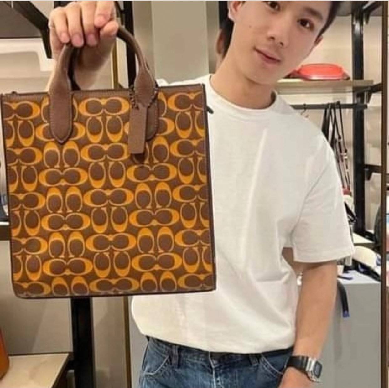 COACH COLORFUL GOTHAM TOTE SIGNATURE ((CA814)) รุ่นนี้ใช้ได้ทั้งผู้ชายและผู้หญิง ขนาดกลางๆกำลังสวยเลยค่ะ ใหม่ล่าสุด ก่อนใคร! กับกระเป๋าที่รังสรรค์สีออกมาได้สดใส เรียกได้ว่าจัดเต็มในเรื่องสีมีเดียวค่ะ หนังแท้ ลายหนังสวย บวกกับโลโก้แบรนด์ทั้งใบที่ลงลายสีได้