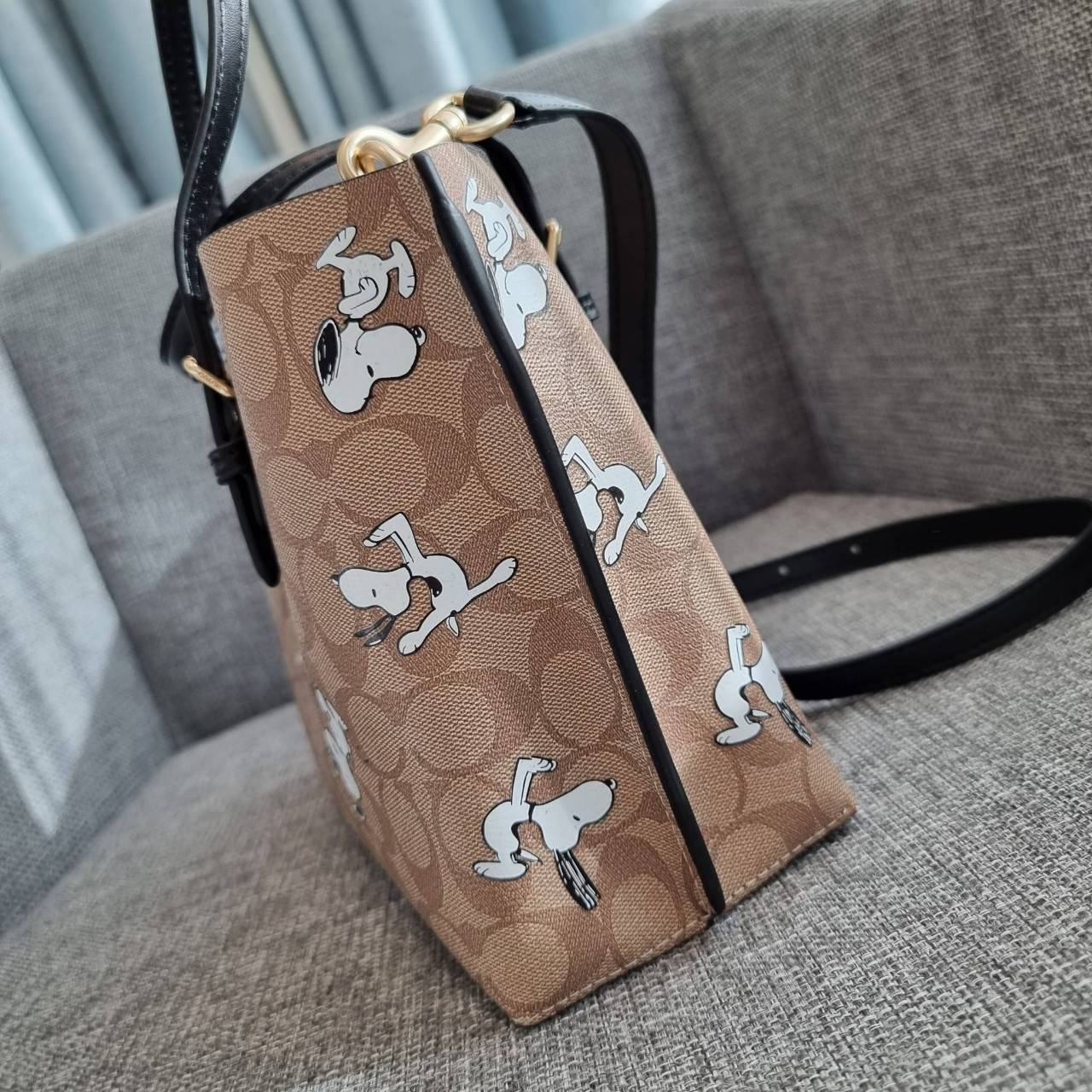 OUTLET 】COACH C4250 MOLLIE TOTE 25 IN SIGNATURE CANVAS WITH SNOOPY ใหม่ล่าสุด ยังไม่เข้าไทย!! กับรุ่นสุดฮอต ในดีไซน์คอลเลคชั่นใหม่ที่แรงไม่แพ้กัน!! กระเป๋าโท้ทไซส์เล็กตกแต่งลายสนูปพี ที่ใครๆก็หลงรักอย่างท่วมท้น น่ารักน่าใช้มากๆ วัสดุหนังแคนวาสเคลือบลาย ภา