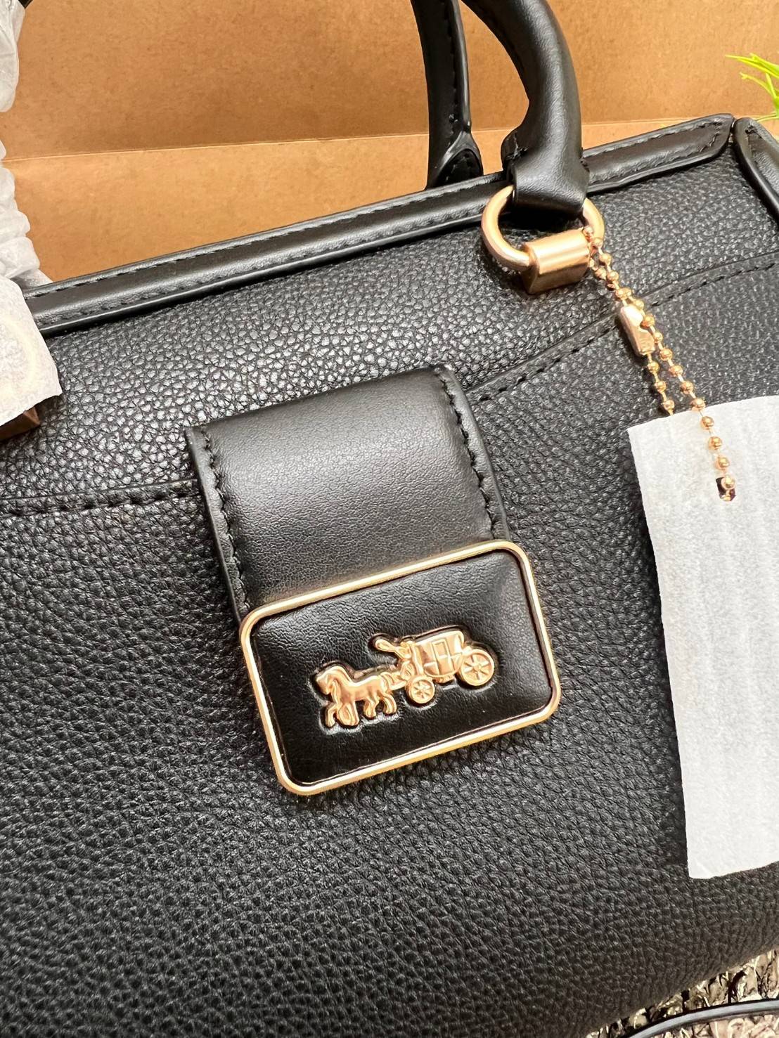 COACH GRACE CARRYALL BAG((cc141)) สวย หรู มาเลยจ้าา พร้อมส่ง! กระเป๋าหิ้ว//สะพายแบบครอสบอดี้ร์ หนังแท้ ทรงสวยหรู อัพลุคให้คุณผู้หญิงดูดีได้เลยทีเดียวค่ะ ด้านหน้าออกแบบเป็นช่องกระดุมแม่เหล็กพร้อมป้ายโละหะแบรนด์เด่นหรูค่ะ เปิด-ปิดกระเป๋าด้วยซิป ภายในใส่กระเ