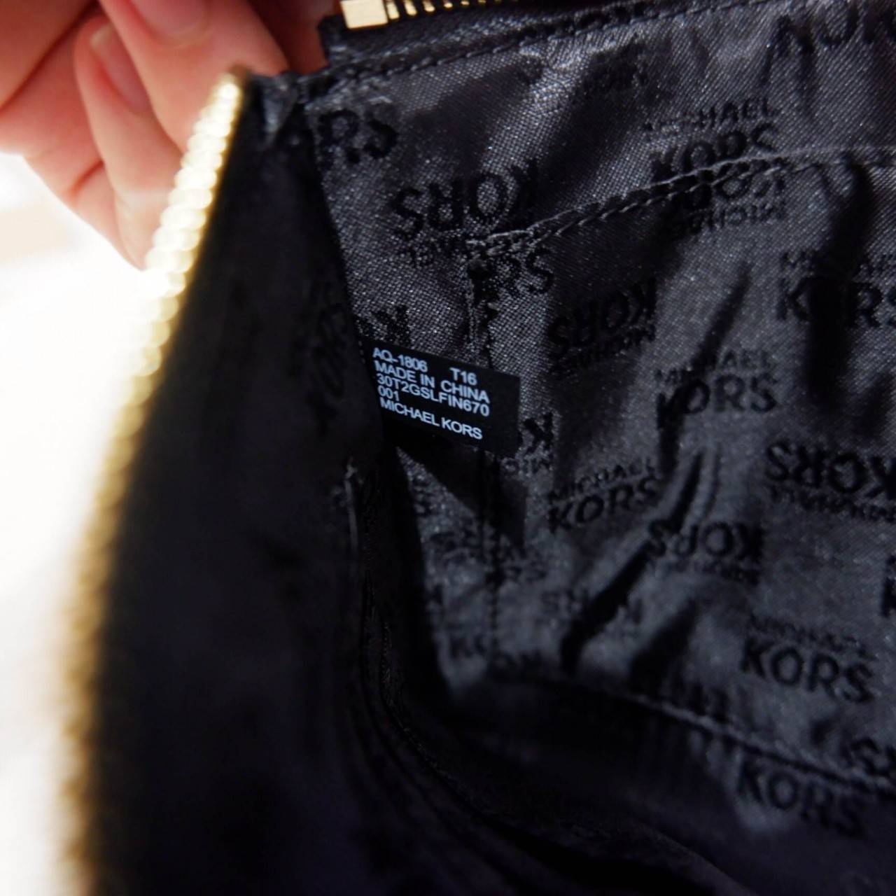 Michael Kors Clutch Bag 2018 New arrival! กระเป๋าคลัชรุ่นใหม่:ขนาดกำลังดี วัสดุลายหนังลาย Saffiano ด้านหน้าประดับโลโก้แบรนด์ อะไหล่ทอง แต่ง pattern งานปัก 3vมิติ สวยโดดเด่น เปิดปิด ด้วยซิป ด้านในมีช่องเล็ก และช่องใส่บัตร พร้อมสายคล้องข้อมือ ใส่กระเป๋าสตาง