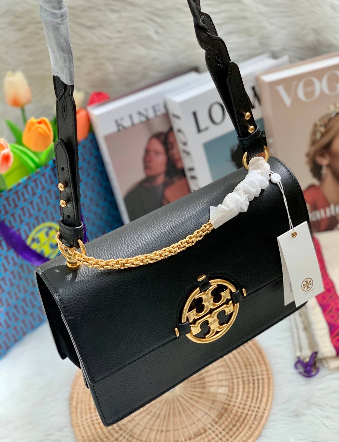 สวยจริงไม่จกตาจ้าา😘 TORY BURCH MILLER SHOULDER BAG BRAIDED STRAP LARGE ((81668)) พร้อมส่งที่ไทย! กระเป๋าหิ้วและสะพายไหล่ได้ในตัว หนังแท้ลายหนังสวยมากๆค่ะ ด้านหน้ามีอะไหล่โลโกแบรนด์ หรู สะพุดตาทีเดียว เปิดปิดกระเป๋าแบบฝาปิด ภายในมีช่องหลักใส่ของ2ช่