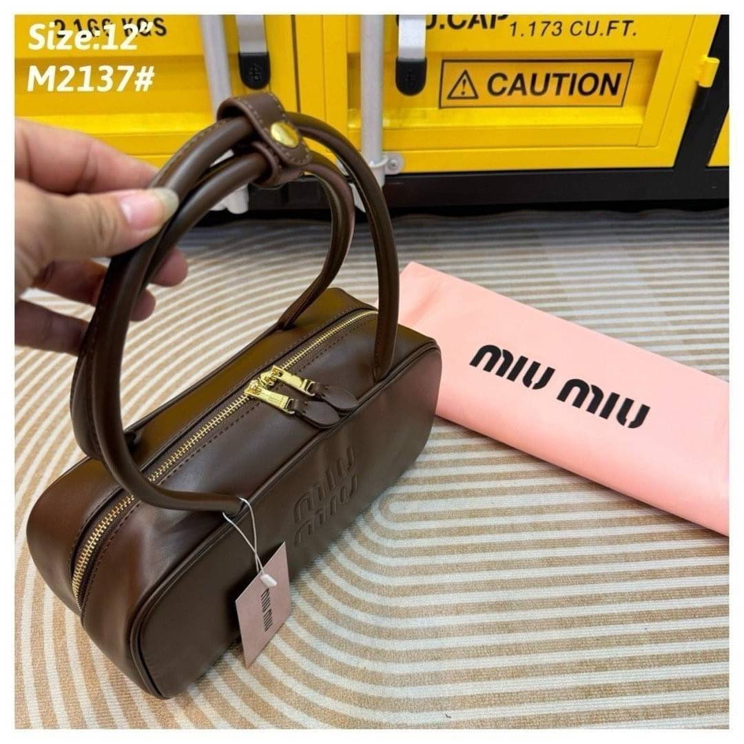 MIU MIU Arcadie leather shoulder bag 30cm กระเป๋าถือรุ่นหูยาวสะพายไหล่ได้สุดชิค น่ารักๆเก๋ๆ ดีไซน์เรียบแต่มาก สวยดูแพง หูจับในตัวง่ายและสะดวกพกพา