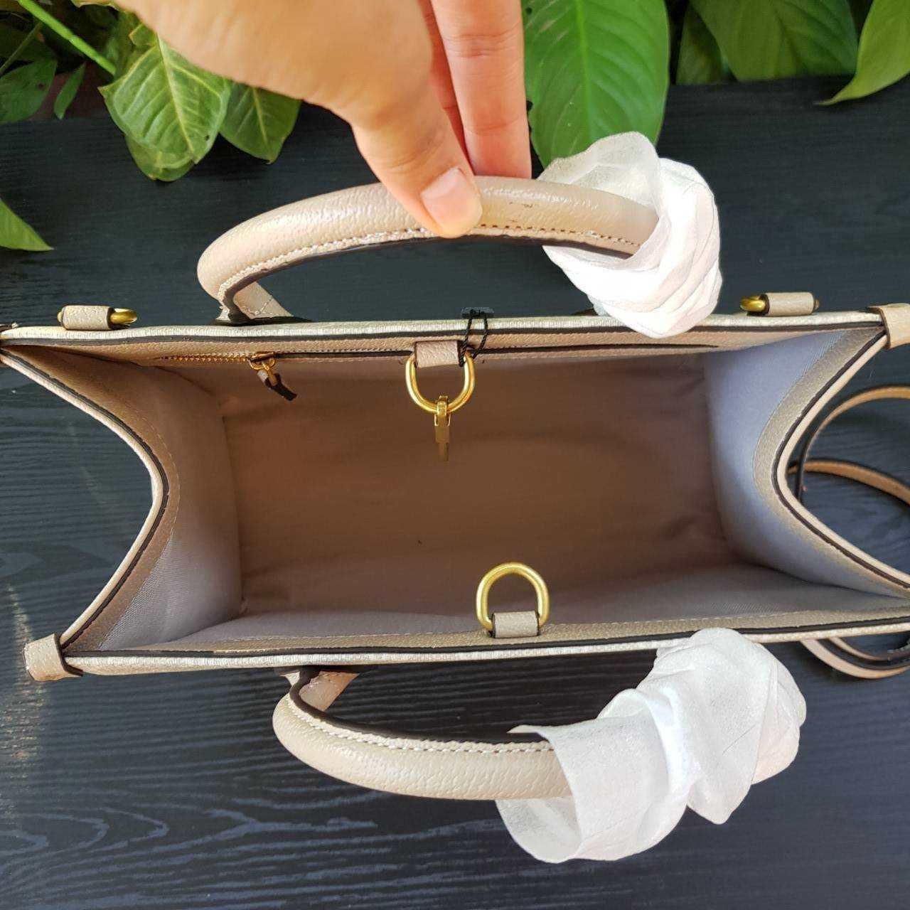 GUCCI Small tote bag with Interlocking G กระเป๋าทรงTOTE ใบใหญ่สุดหรูหรา คลาสสิค จุของได้เยอะ มาพร้อมสายสะพายยาว สามารถถอดเก็บได้ ใช้ได้ทุกโอกาส เป็นอีกรุ่นที่โดดเด่นมากๆ