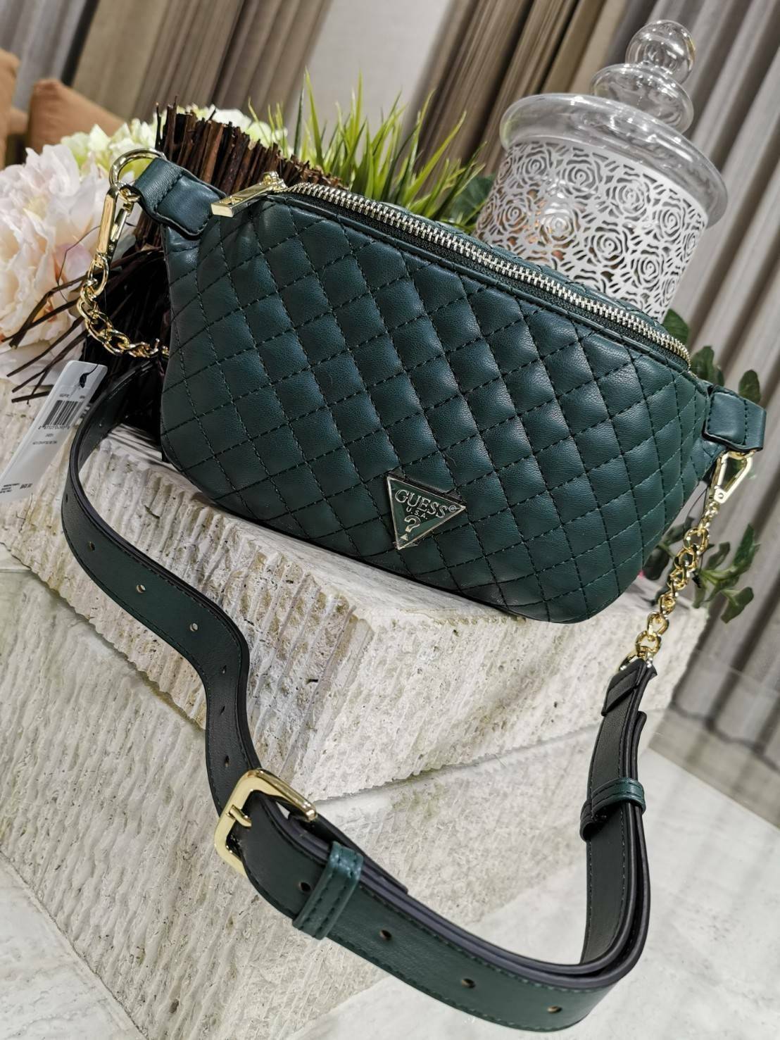 Guess Woman Factory Belt Bag กระเป๋าสะพาย/คาดเอว/คาดอก รุ่นใหม่ดีไซน์ยอดนิยมจาก GUESS FACTORY วัสดุหนังเเกะสังเคราะห์เนื้อหนานิ่มลายตาราง เปิดปิดด้วยซิปสะดวกใช้ ด้านหน้ามีโลโก้ ภายในมีโลโก้และช่องซิป มาพร้อมสายสะพายให้เลือกใช้ถึง2แบบไม่จำเจ ทั้งสายโซ่และส