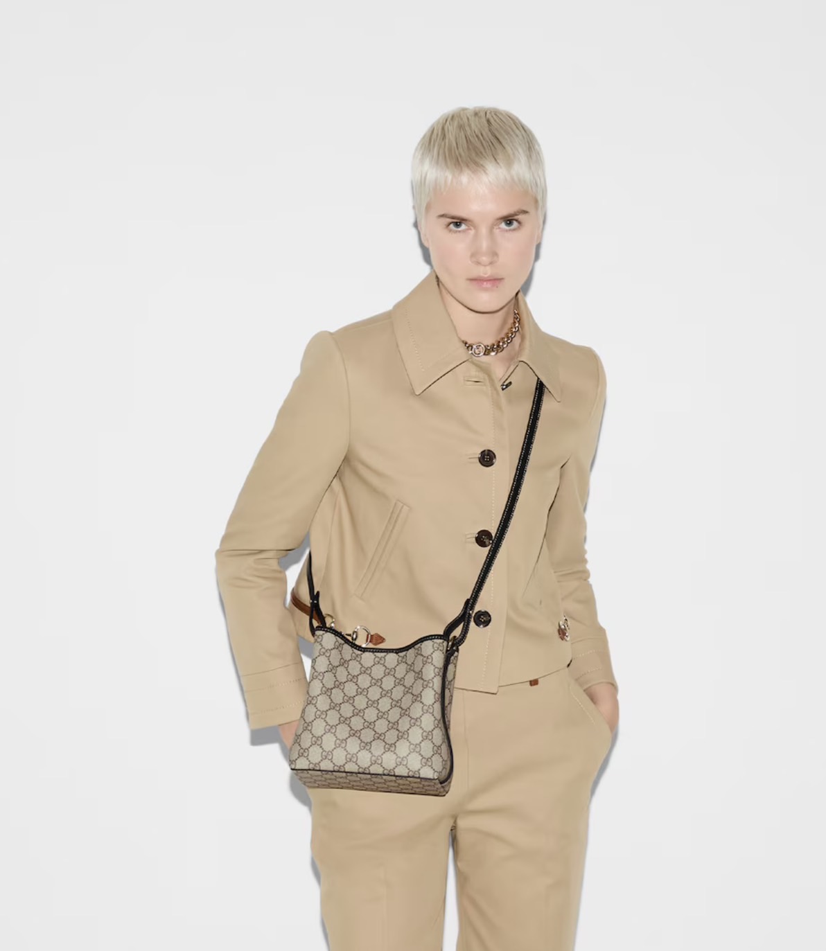 7.5" ORI หนังแท้ | Gucci GG Emblem small bucket bag กระเป๋าสะพายทรงบัคเก็ตใบเล็ก คอลใหม่ตีความประวัติศาสตร์แห่งความสง่างามและงานฝีมือของแบรนด์ขึ้นใหม่