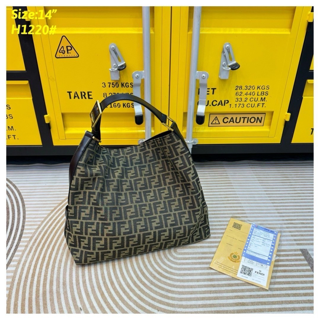 FENDI zucca hobo shoulder bag กระเป๋าสะพายทรงโท้ทใบใหญ่ เป็นรุ่นที่ทุกคนถามหา และมาแรงสุดๆ รูปทรงเรียบง่ายใช้งานได้แบบไม่มีเบื่อ