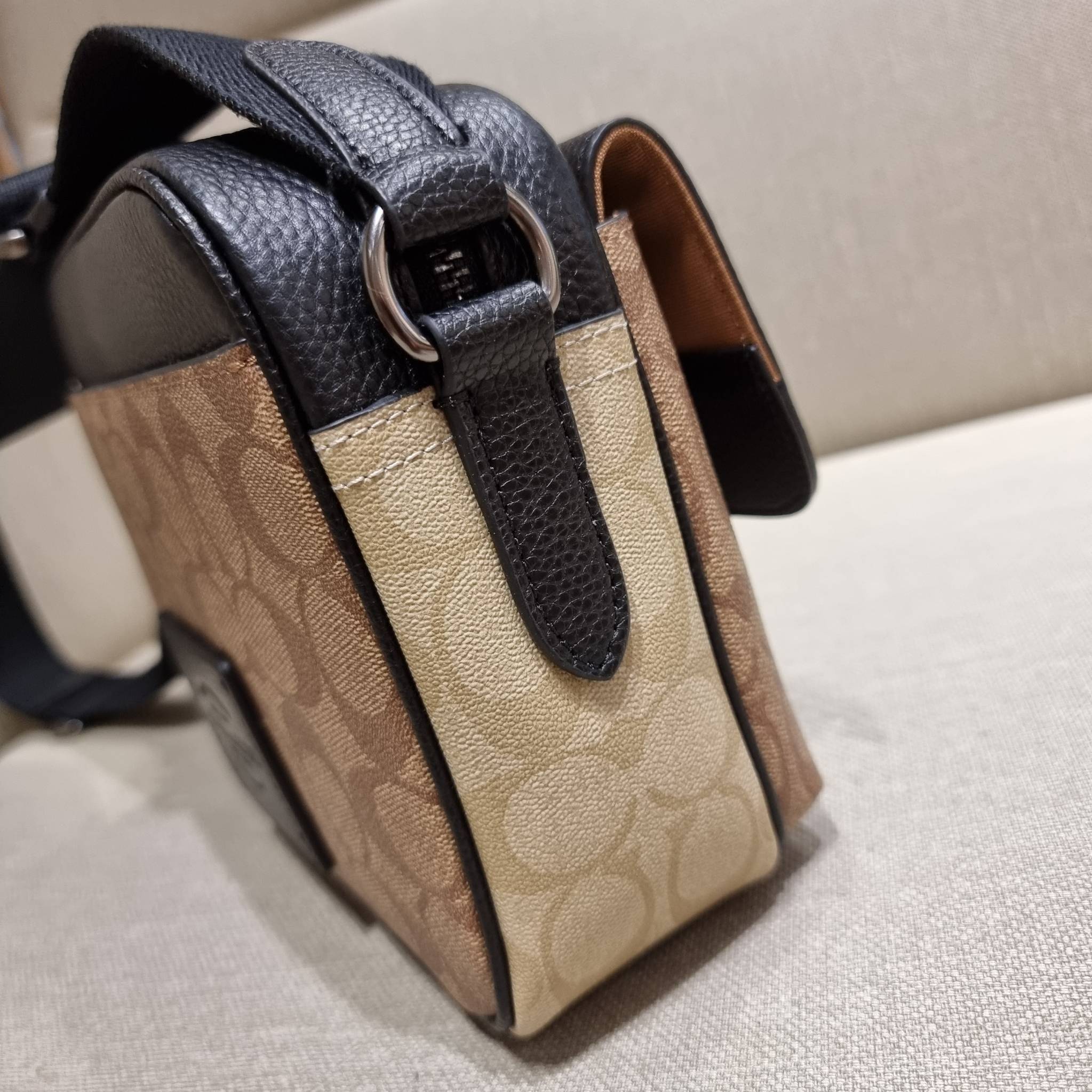 COACH C6080 HUDSON CROSSBODY IN BLOCKED SIGNATURE CANVAS ยกความคูลมาให้หนุ่มๆถึงที่!! ไอเท็มเด็ดหายาก กระเป๋าสะพายข้างดีไซน์ตัดสี เท่ไม่ซ้ำ วัสดุหนังแคนวาสสลับหนัง pepble ทนทาน ใช้งานง่าย ด้วยฝาปิดแบบกระดุมแม่เหล็กด้านหน้า และซิปที่ช่องหลัก ใช้ของได้เลยแบ