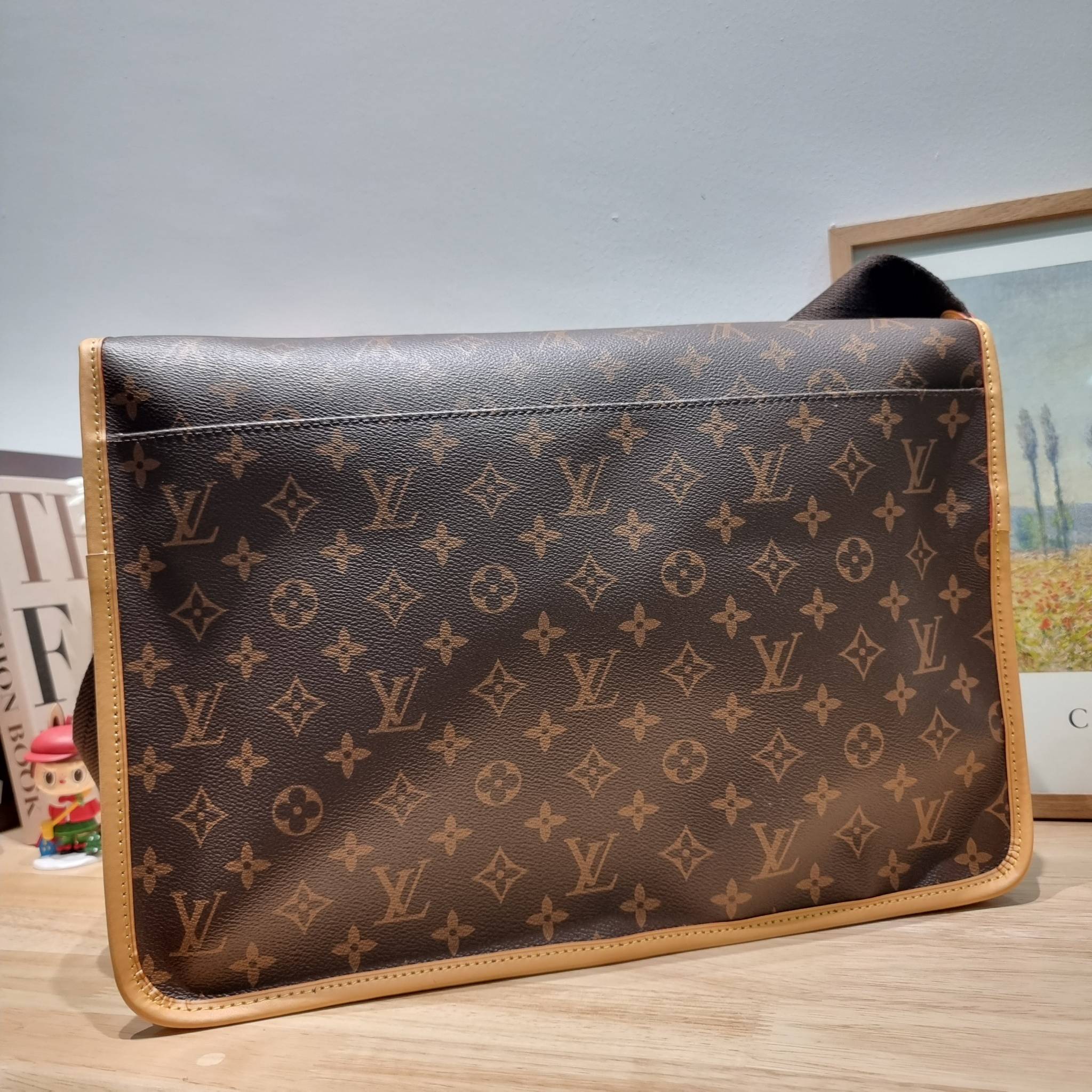 LV Vintage Monogram Sac Gibeciere GM messenger / LV GIBECIERE CROSSBODY BAG กระเป๋าสะพายข้างใบใหญ่ ทรงแมสเซนเจอร์ เอาใจหนุ่มๆ ดีไซน์วินเทจ ย้อนยุค คลาสสิคไม่มีเบื่อ วัสดุหนังแคนวาส ทนทาน