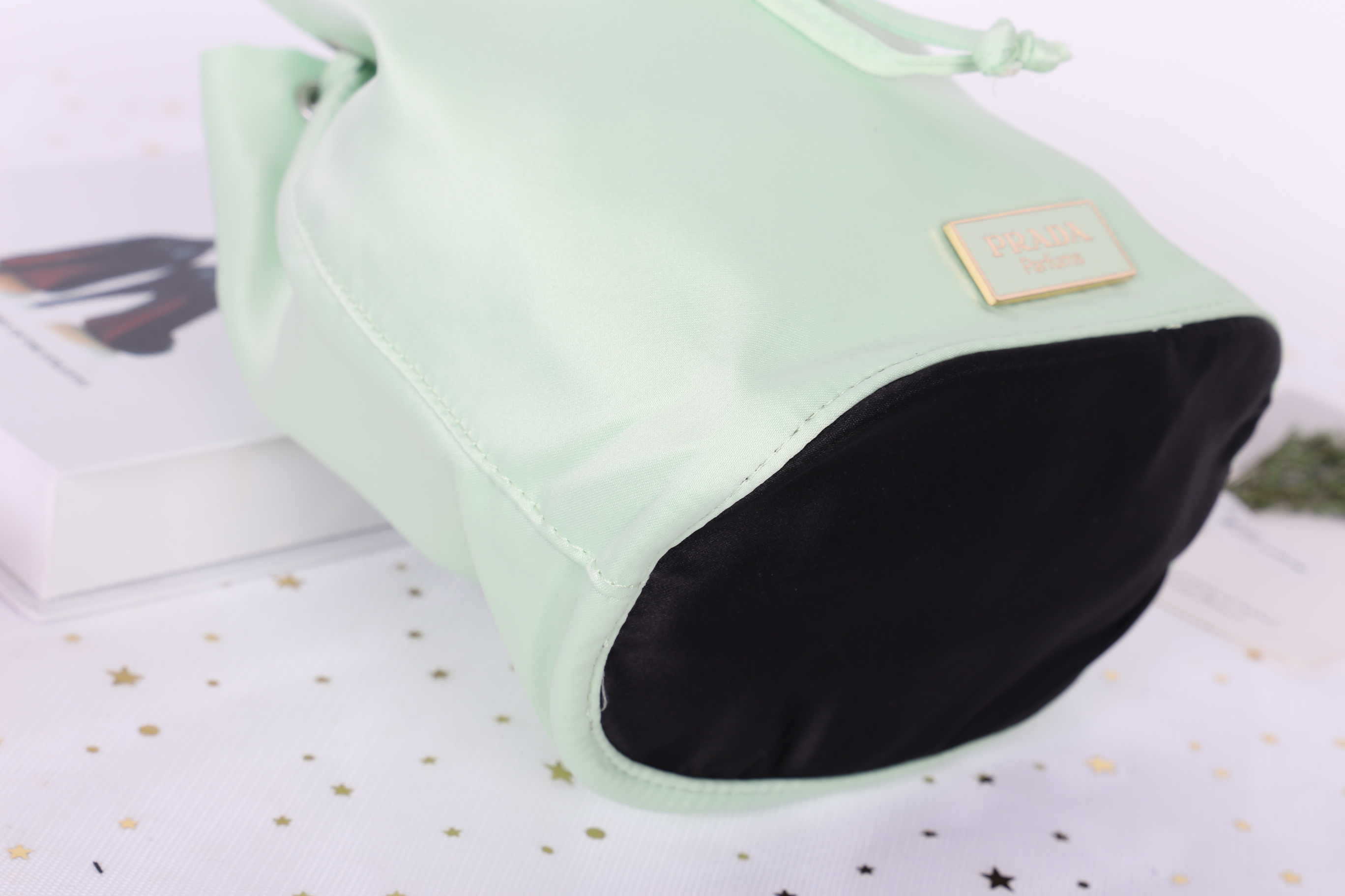 Prada Candy Satin Drawstring Bag กระเป๋าผ้าซาติน จากแบรนด์ Prada รุ่นนี้แถมมาจากน้ำหอมเค้าเตอร์แท้ 💯 ปากกระเป๋าเป็นเชือกหูรูด มีโลโก้ปราด้าติดด้านหน้า สวยงาม น่าใช้ การันตีความสวย ใช้คล้องแขน ใส่ของจุกจิกเก๋ๆค่าา