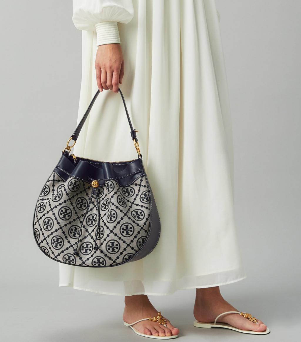 Tory burch t monogram jacquard drawstring hobo New Collection 2021 กระเป๋าถือและสะพายข้าง Monogram จาก tory burch ทำจากผ้าใบ jacquard ตัดด้วยหนังวัวแท้