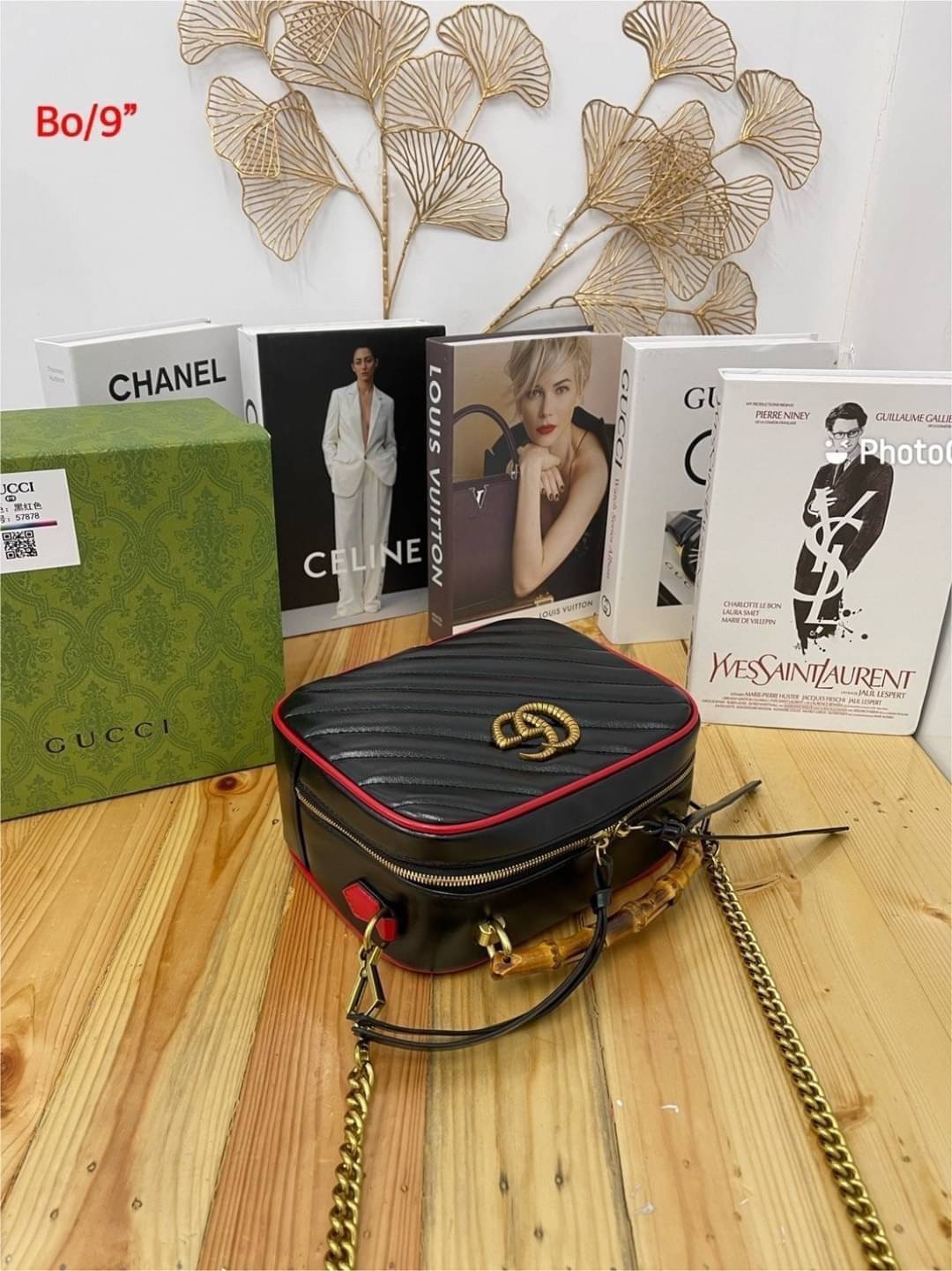 GUCCI GG MARMONT WITH BAMBOO / Gucci bamboo handle Marmont shoulder bag กระเป๋าสะพายดีไซน์ล้ำ โดดเด่นด้วยรูปทรงและมือจับ bamboo ที่ไม่เหมือนใคร สีโทนดำตัดขอบแดง โดดเด่น ใช้งานได้ทุกสถานการณ์ หยิบใช้วันไหนๆ ก็ตอบโจทย์ได้หมดน้า