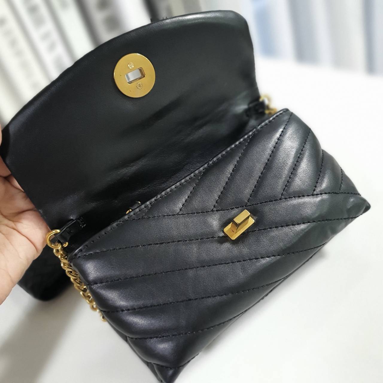 Tory Burch Kira Crossbody Bag กระเป๋าสะพายข้างทรงสวย ใบขนาดเล็กกำลังดี วัสดุหนังสังเคราะห์ นิ่มมือมากกก **อะไหล่ทองวินเทจ ประดับโลโก้แบรนด์เป็นตัวล็อคด้านหน้า ด้านในบุผ้าไนลอนปั้มแบรนด์ แบ่งช่องเป็นสัดส่วน พร้อมช่องซิปกลาง สามารถใส่กระเป๋าสตางค์ใบกลาง มือ