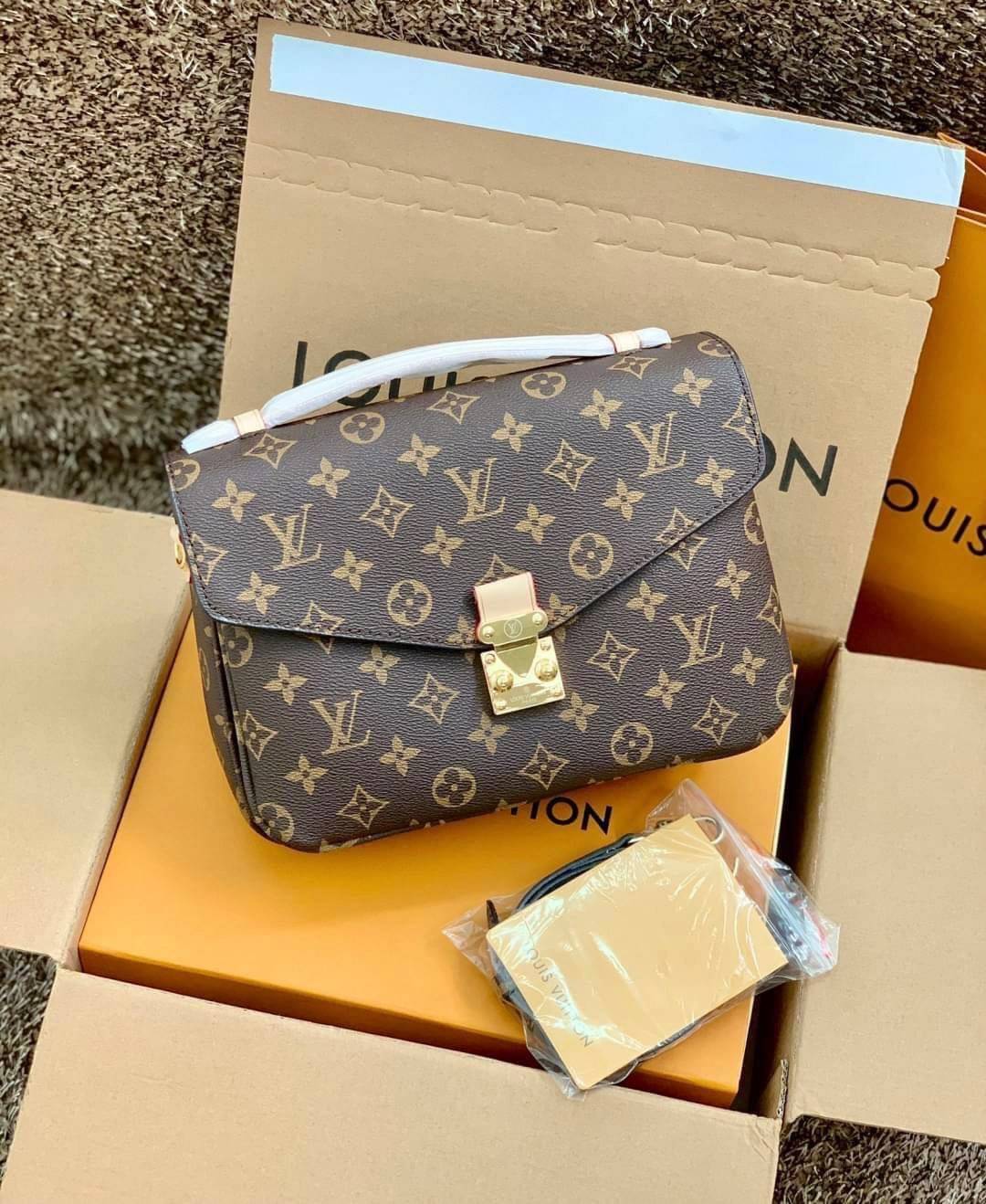 LV Pochette Métis ไอเท็มนำแฟชั่นที่น่าดึงดูดใจอย่างยิ่ง กระเป๋าที่มีรูปลักษณ์ทรงกะทัดรัดและใช้งานได้สะดวก หนังแท้แคนวาสอย่างดีเลยค่ะ ลาย Monogramอัญเป็นเอกลักษณ์ของแบรนด์ เปิด-ปิดแบบกดล็อคอะไหล่สีทองสวยงาม ภายในมี3ช่องกว้างสามารถใช้งานได้หลากหลายและจุของไ