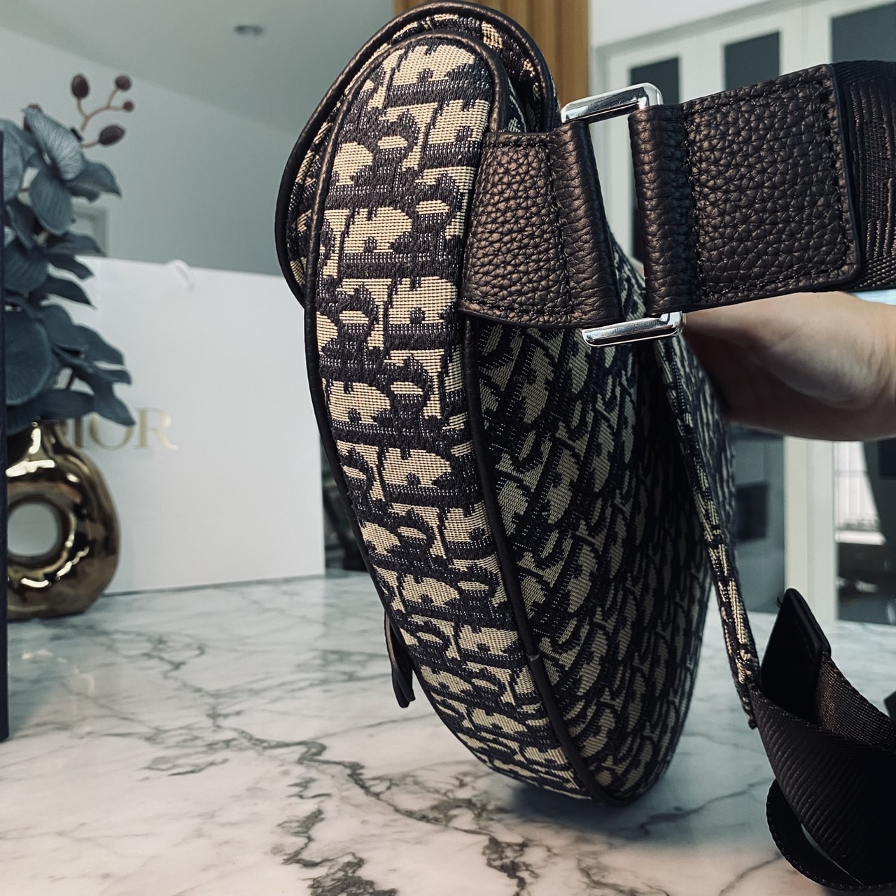 DIOR Saddle bag Oblique jacquard fabric in beige and black กระเป๋าคาดอกดิออร์ รุ่นยอดนิยมที่หนุ่มๆ ใช้งานได้แบบคุ้มๆ ดีไซส์สวยคมเรียบหรูตามแบบฉบับแบรนด์