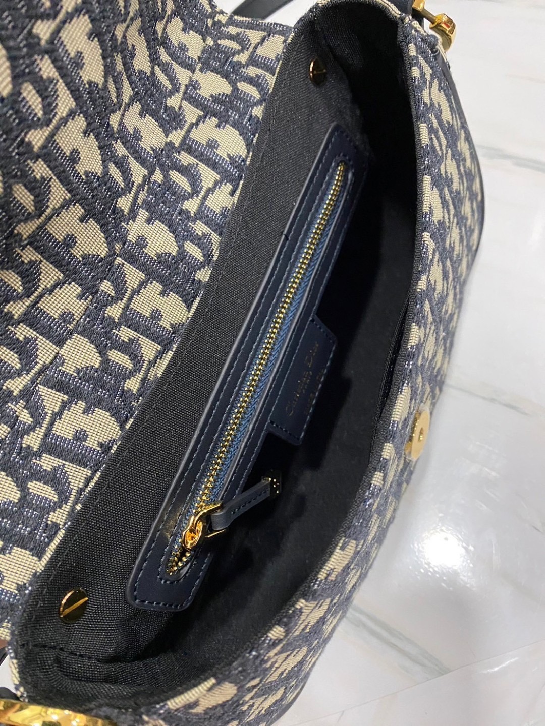 พร้อมส่ง 2 สี Small CD Besace Bag Oblique Jacquard & black calfskin กระเป๋าสะพายดิออร์รุ่นใหม่ เกรดออริ สลับแท้ 1:1 ใช้ต่างประเทศได้ New for the season and appearing in the Spring-Summer 2024