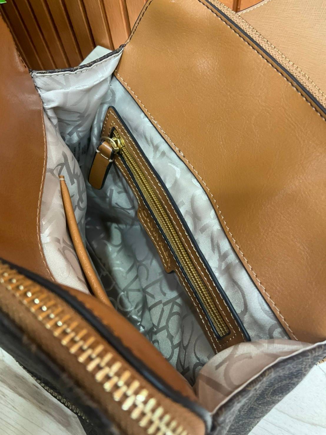 ของแท้ 💯% Elaine Calvin Klein Monogram Small Backpack 💕ของมันต้องมี สวยหรูดูแพงมาก สำหรับรุ่นนี้ และมีฟังชั่นช่องการใช้งานที่มากที่สุด!!! 💕 กระเป๋าสะพายเป้รุ่นใหม่ชนช้อป รุ่นยอดนิยม