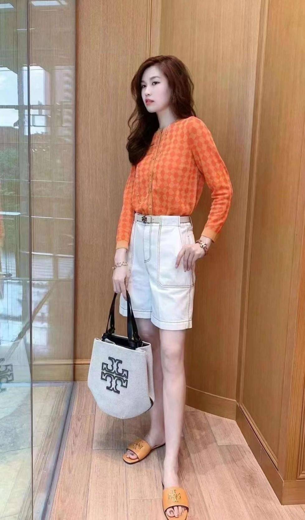 Tory Burch Small Canvas Round Tote กระเป๋าถือหรือสะพายไหล่ วัสดุผ้าcanvas รูปทรงโค้งมน ด้านในโล่ง มี1ช่องซิปและ1ช่องเล็ก น้ำหนักเบา จุของได้เยอะ มาใหม่ล่าสุดไม่ควรพลาดเลยค่า