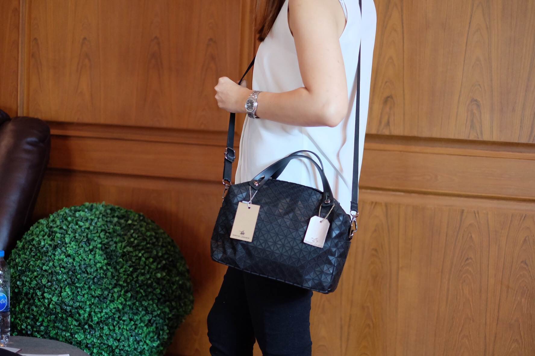 สินค้าขายดีที่สุด ทรงยอดฮิต จากแบรนด์ David Jones สวย น่ารัก ขนาดตอบทุกโจทย์การใช้งาน เห็นแล้วหลงรักเลยคะ ตัวกระเป๋าขนาดกำลังดี จุของคุ้ม สวยมาก ดูแลรักษาง่าย พร้อมสายสะพายยาว ภายในมีช่องซิป และช่องใส่ของจุกจิก 2 ด้าน เลยค่า มีถุงผ้าแบรนด์ให้คะ