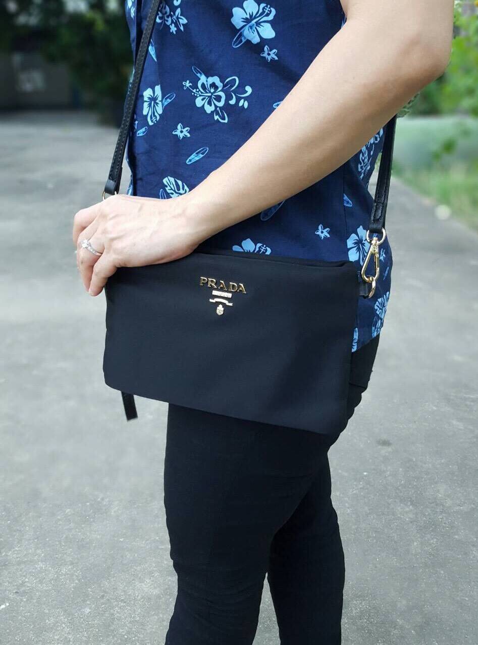 New Arrival! มาใหม่ค้า กระเป๋า Premium Gift จากแบรนด์ Prada ทรง crossbody อีกรุ่นที่ขนาดกำลังน่ารัก ตัวกระเป๋า เป็นไนลอนเต็มใบ กันน้ำ ด้านหน้าประดับโลโก้ อะไหล่ทอง สวยหรูเว่อร์วัง มาพร้อมสาย 2 เส้น สะพายได้และสามารถเป็น cross body ได้ ใส่สายสั้นเป็นคล้องม