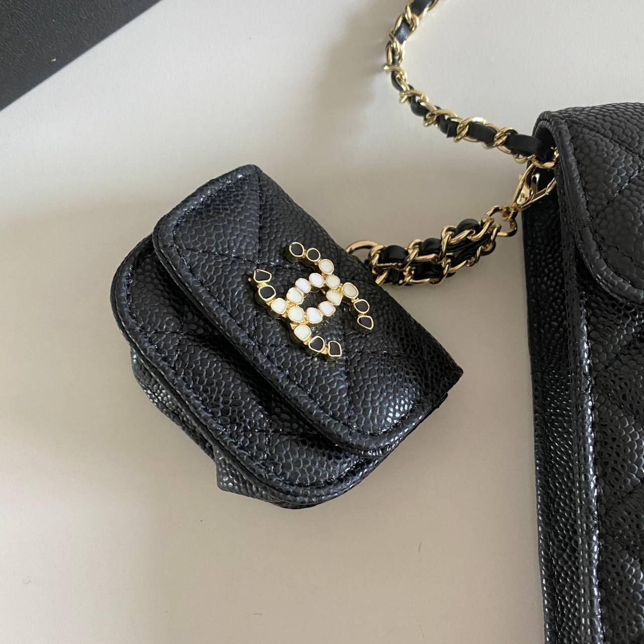 พรีเมี่ยมกิ๊ฟแท้ 100% 】หนังแท้ CHANEL PHONE BAG มาแล้วๆ น่ารักสุดๆ ใส่iPhone pro max ได้สบาย หนังคาเวียร์ ใบเล็กถอดแยกได้ ใส่พวงกุญแจเก๋ได้เลย งานพรีเมี่ยมกิ้ฟท์จากเค้าเตอร์น้ำหอมต่างประเทศ