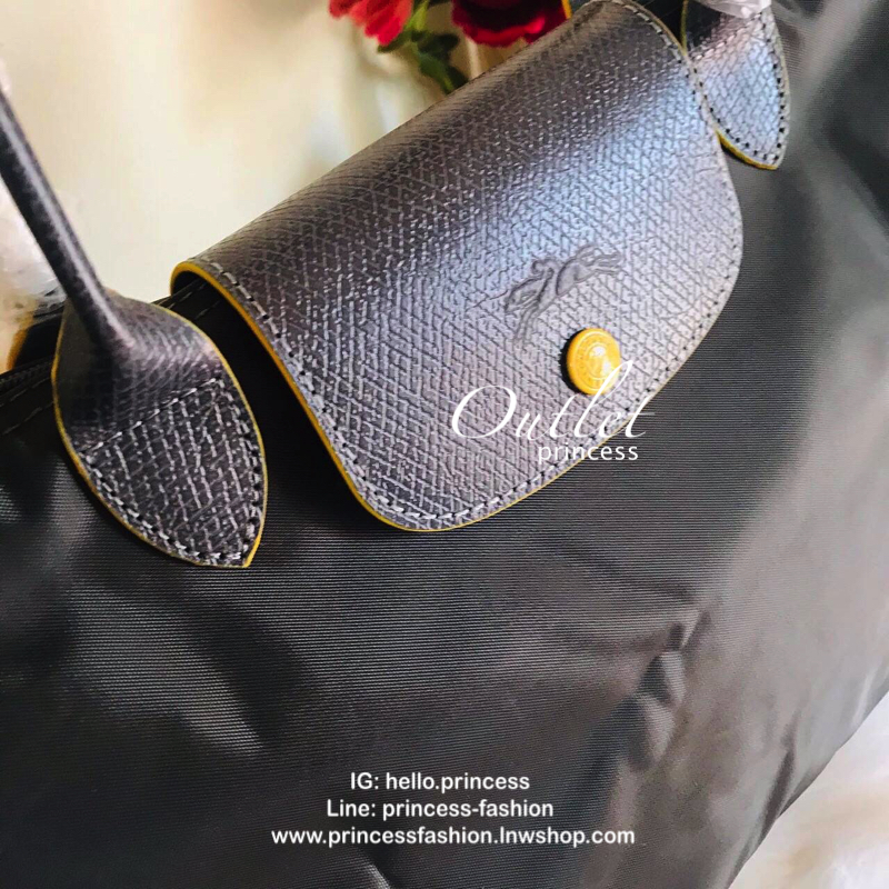 Size : M Longchamp Le Pliage Club Tote Bag กระเป๋าสะพายรุ่นยอดนิยม วัสดุเนื้อผ้า Nylon Canvas เคลือบกันนำ้ ตัดด้วยหนังแท้ น้ำหนักเบา ดีไซน์เรียบง่ายแต่เต็มไปด้วยความคลาสสิก เป็นที่ชื่นชอบไปทั่วโลก Longchamp ปรับโฉม LE PLIAGE ด้วยการปักลายรูปม้า-ตราสัญลักษ