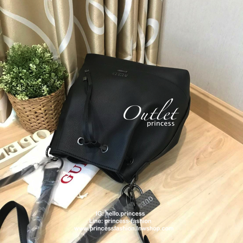 Guess Drawstring Bucket Bag With Strap GUESS. DRAWSTRING BUCKET BAG WITH STRAP กระเป๋าถือหรือสะพายแบรนด์ดังรุ่นยอดนิยม วัสดุหนังแกะสังเคราะห์แบบนิ่มสวยอยู่ทรง ด้านหน้าประดับโลโก้ เปิดปิดแบบ Drawstring ภายในกว้างมีช่องซิปและโลโก้ ใส่ ipad และของใช้ได้เยอะ 
