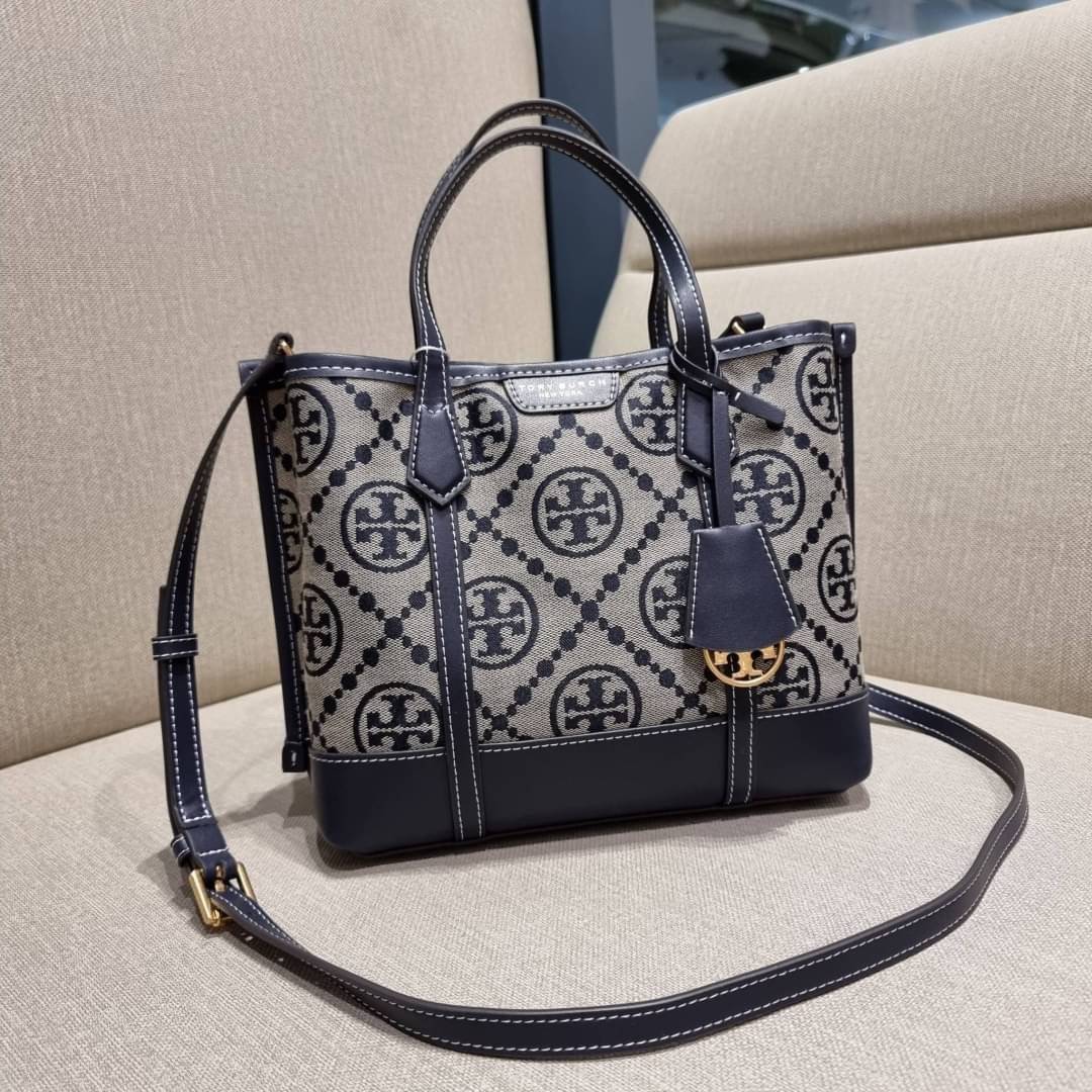 TORY BURCH PERRY MONOGRAM JACQUARD SMALL TRIPLE COMPARTMENT TOTE กระเป๋าโท้ท ไซส์เล็ก ลายโมโนแกรมสุดฮิต ปังไม่หยุดจริงๆ ขนาดกำลังสวย มาพร้อมหูจับในตัว และสายสะพายที่ปรับใช้ได้ไม่มีเบื่อ วัสดุผ้า jacquard ทักทอลาย ตัดขอบด้วยหนังแท้ ปากกระเป๋ามีกระดุมแม่เหล