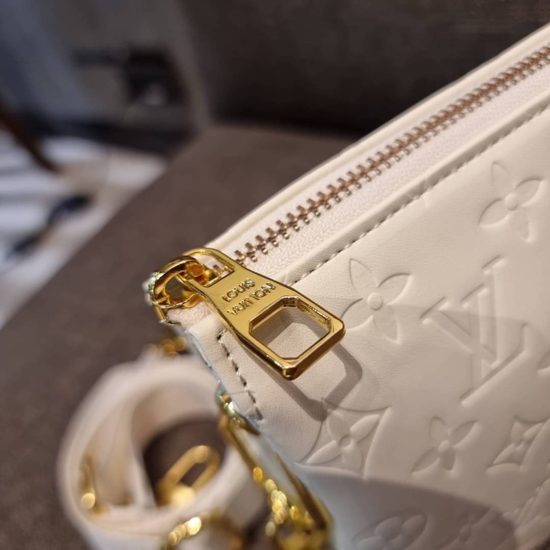 LV HANDLE POUCH MONOGRAM / LV Coussin กระเป๋าสะพายกึ่งคลัชท์ สุดล้ำ มาแรงมาก ด้วยความสวยปังตั้งแต่แรกเห็น วัสดุหนังแกะปั๊มลายสวยคม มาพร้อมสาย 2 เส้น เลิศๆ มีสายโซ่ที่มีดีเทลละเอียดไม่ซ้ำ และสายสปอร์ตครอสบอดี้ ที่จะคล้องไว้ทั้งสองเส้นก็ดีงาม หรือสลับใช้ตาม