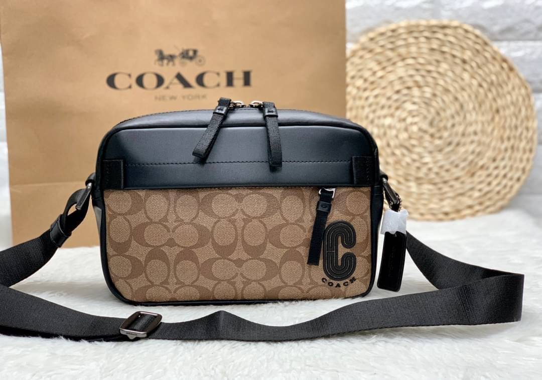 COACH EDGE CROSSBODY IN SIGNATURE CANVAS กระเป๋าสะพายครอสบอดี้ร์ วัสดุหนังแท้ หนังนิ่มอย่างดีค่ะ ด้านหน้ามีช่องซิปซ่อนให้หนึ่งช่อง เปิดปิดช่องหลักแบบซิปคู่ภายในกว้าง ใส่ของได้จุเลยนะคะ มีช่องซิปและช่องเล็กให้อีก2ช่อง;ด้านหลังกระเป๋าเป็นช่องโล่งใส่ของอีกช่
